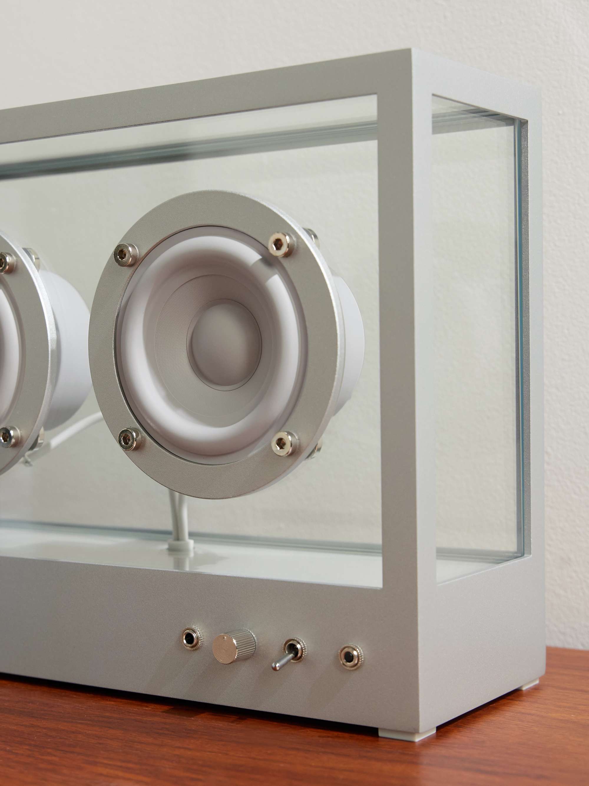 TRANSPARENT SPEAKER