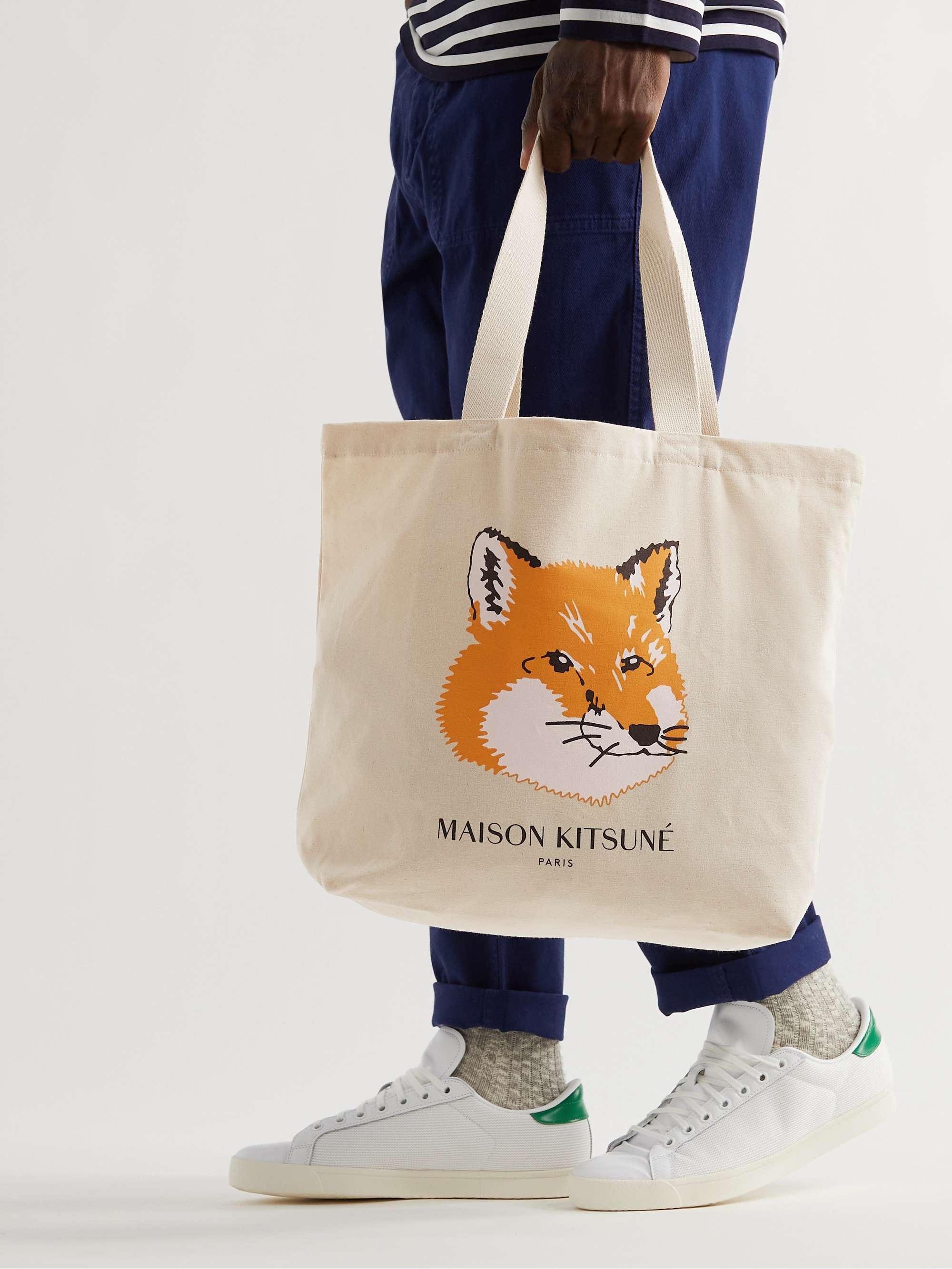بيج فاتح حقيبة توت من كنفا قطني بطبعة شعار العلامة | MAISON KITSUNÉ | MR PORTER