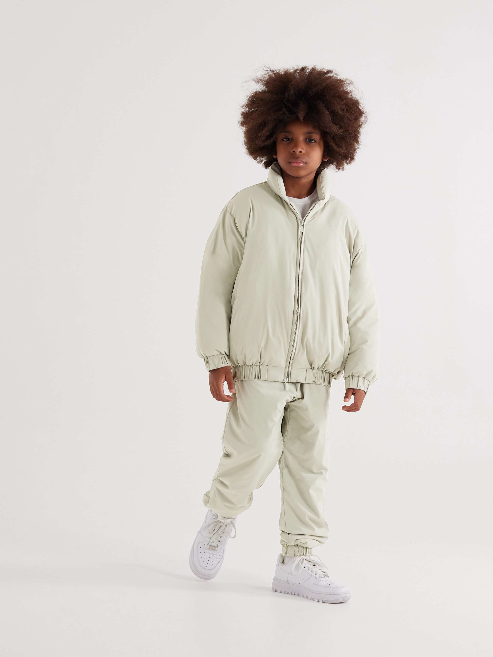 FEAR OF GOD ESSENTIALS KIDS بنطال رياضي من القماش العازل المطاط بقصة تضيق تدريجياً مزين برقعة شعار العلامة