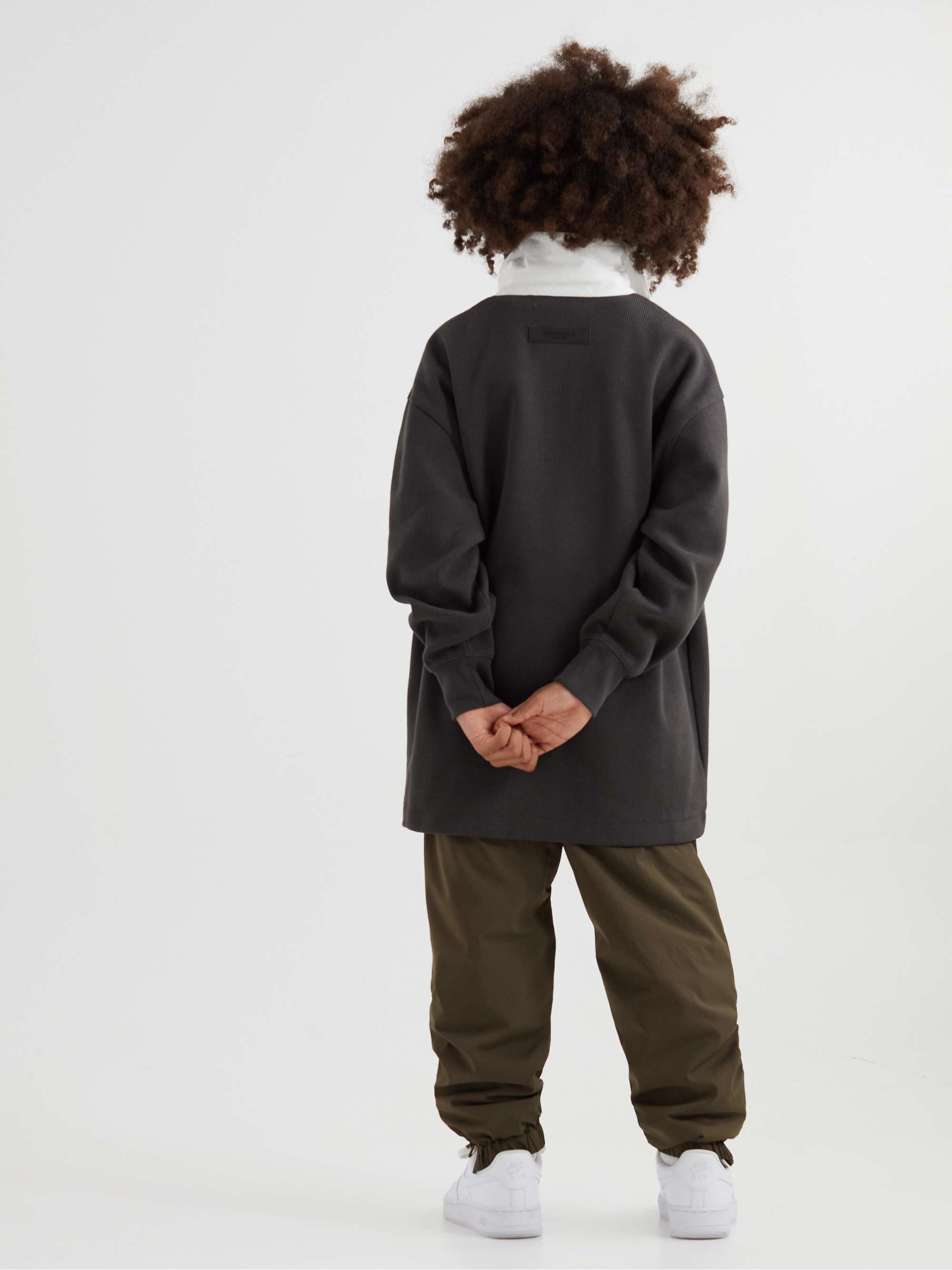 FEAR OF GOD ESSENTIALS KIDS بنطال رياضي من القماش العازل المطاط بقصة تضيق تدريجياً مزين برقعة شعار العلامة