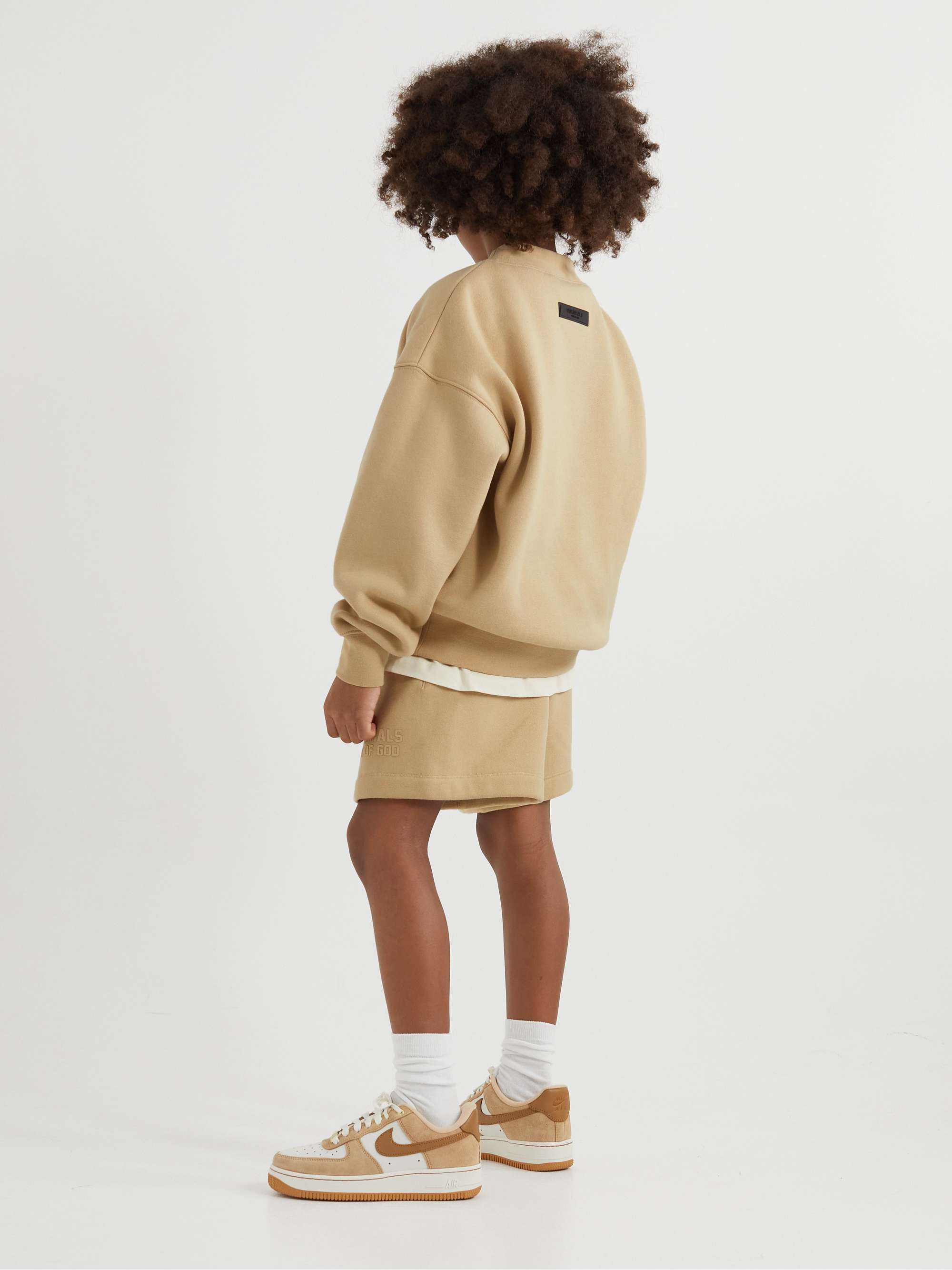 FEAR OF GOD ESSENTIALS KIDS شورت برباط شدّ من مزيج قطن الجيرسي مزيّن برقعة شعار العلامة