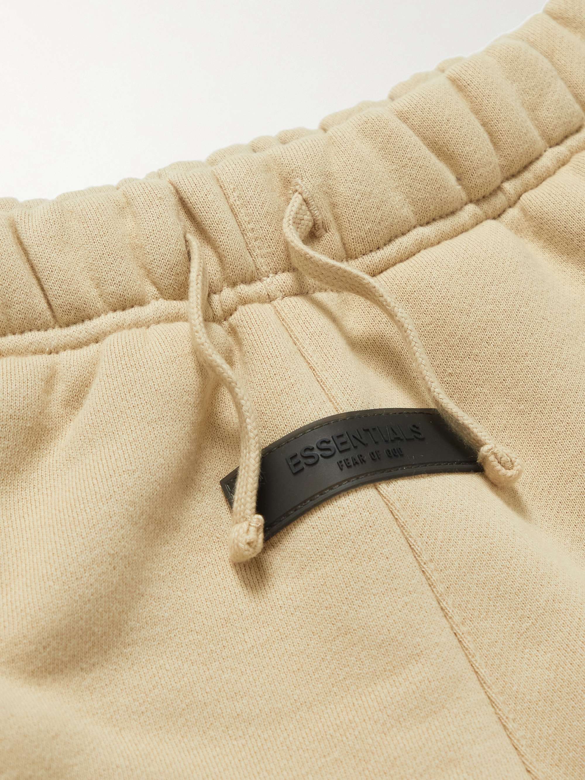 FEAR OF GOD ESSENTIALS KIDS شورت برباط شدّ من مزيج قطن الجيرسي مزيّن برقعة شعار العلامة