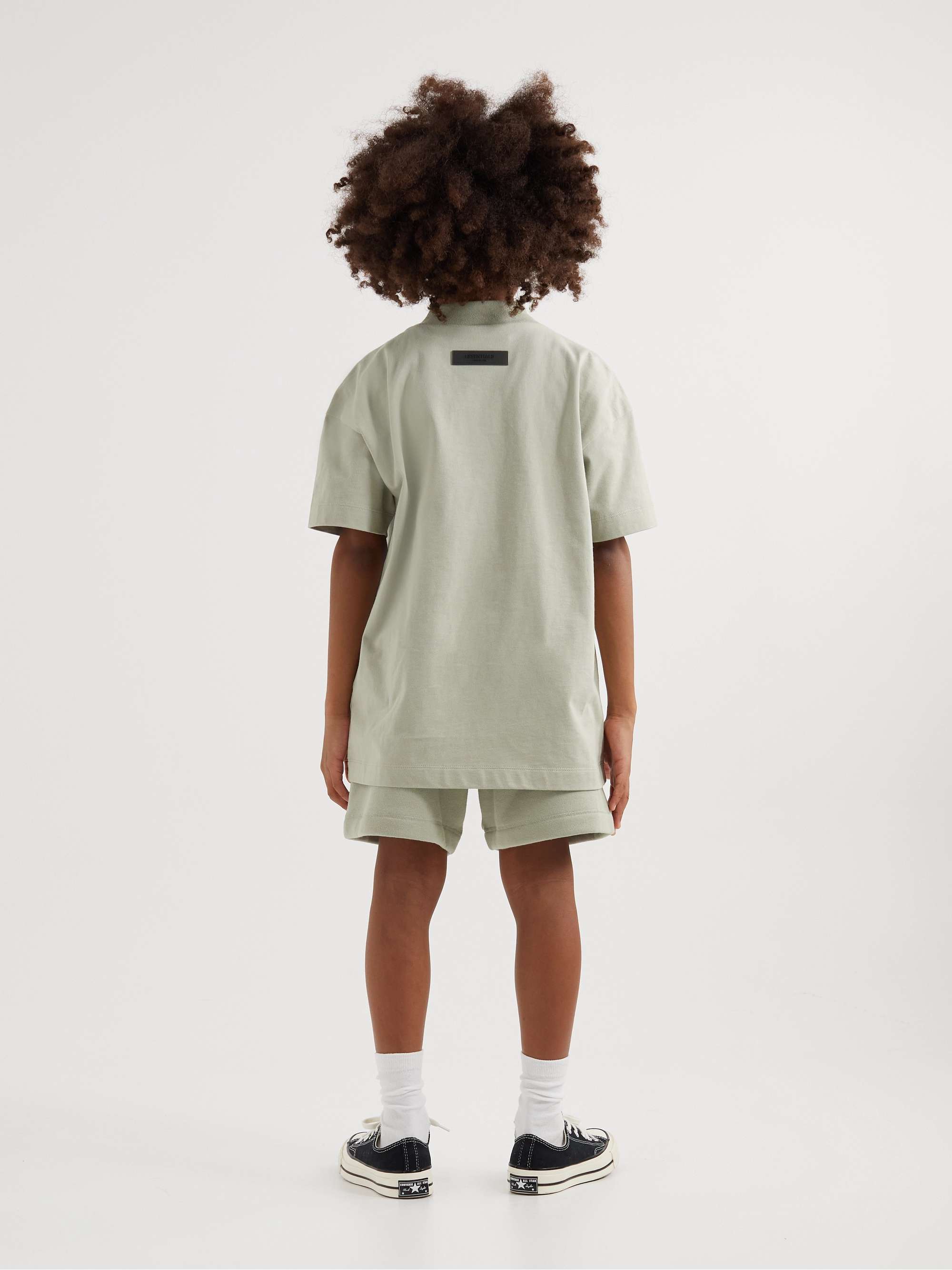 FEAR OF GOD ESSENTIALS KIDS شورت برباط شد من مزيج قطن الجيرسي مزيّن برقعة شعار العلامة