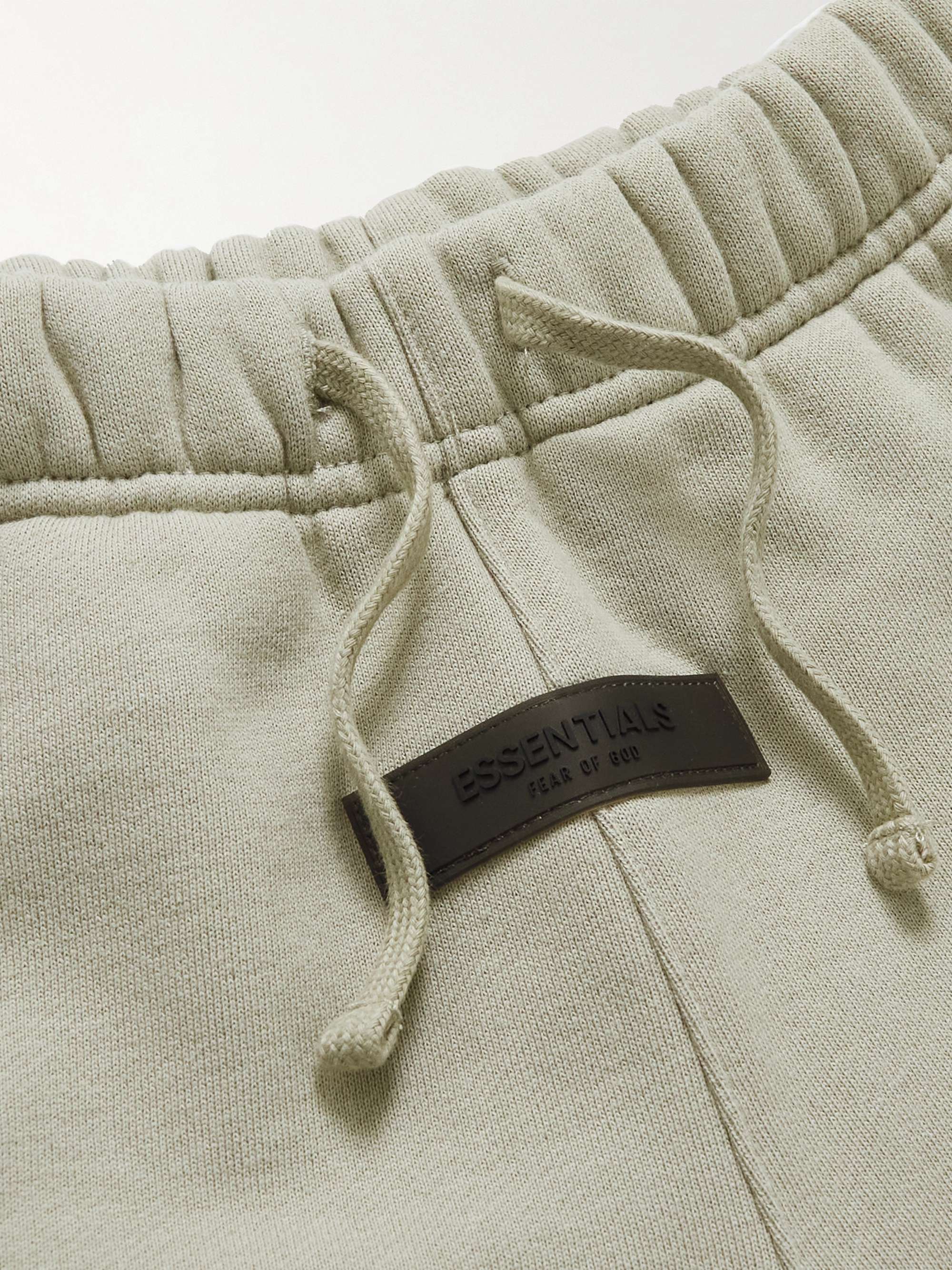 FEAR OF GOD ESSENTIALS KIDS شورت برباط شد من مزيج قطن الجيرسي مزيّن برقعة شعار العلامة
