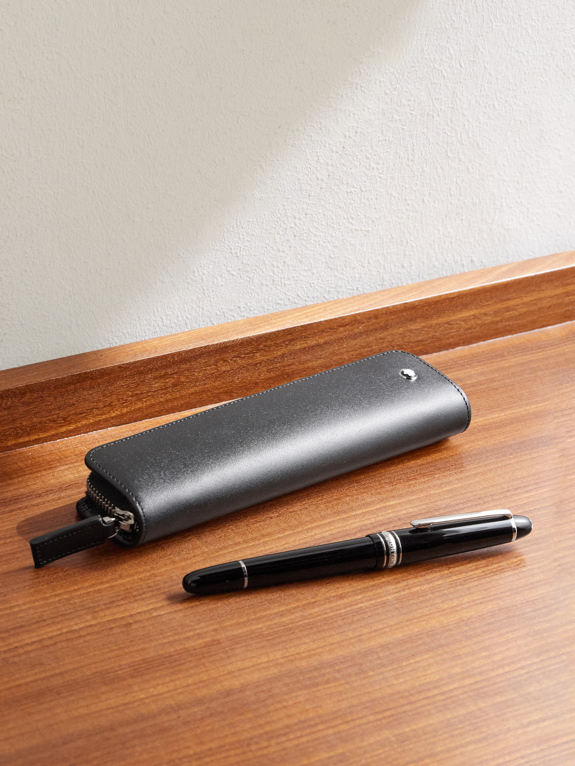 Montblanc Meisterstück Classique Resin And Platinum-plated Fountain Pen And Leather Pouch Set In Gray