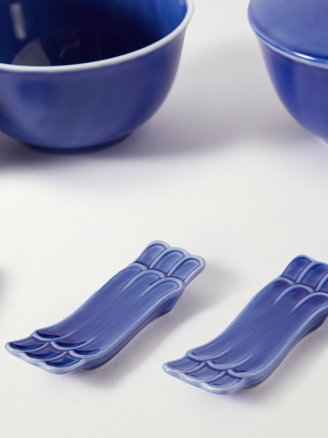 + Ginori Asia Set of Two Porcelain Bowls and Chopstick Holders — 2