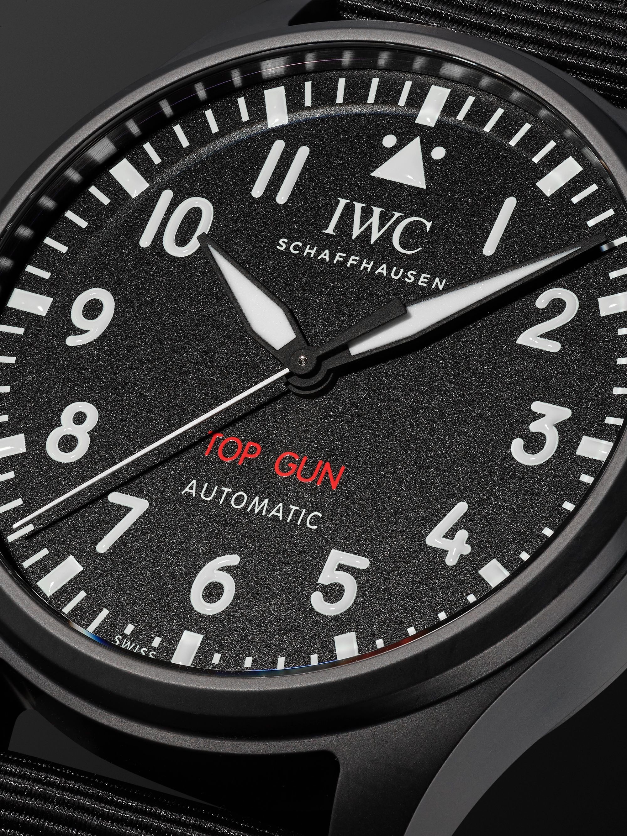 IWC SCHAFFHAUSEN ساعة Big Pilot's TOP GUN الأوتوماتيكية بقطر 43.8 مم من الخزف والقماش، الرقم المرجع. IWIW329801