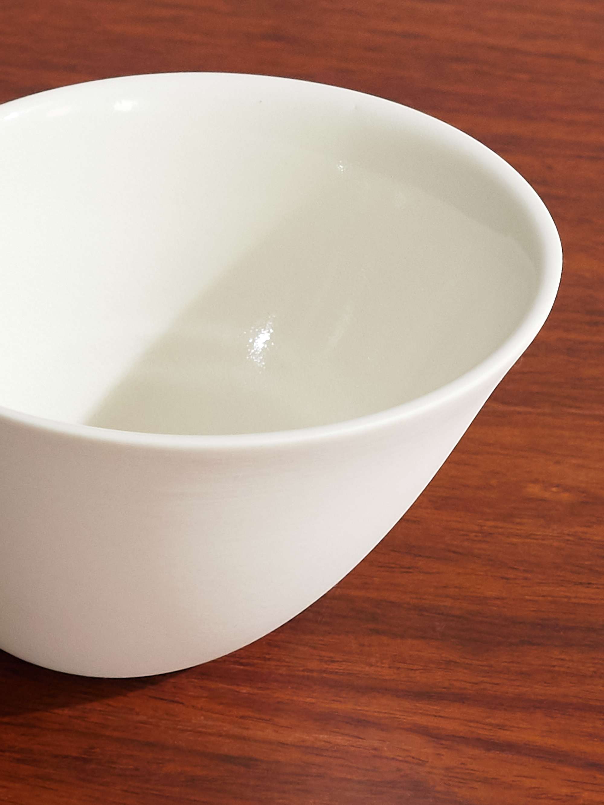 AUTOTELIC OBJECTS Tazza in porcellana smaltata Slanted