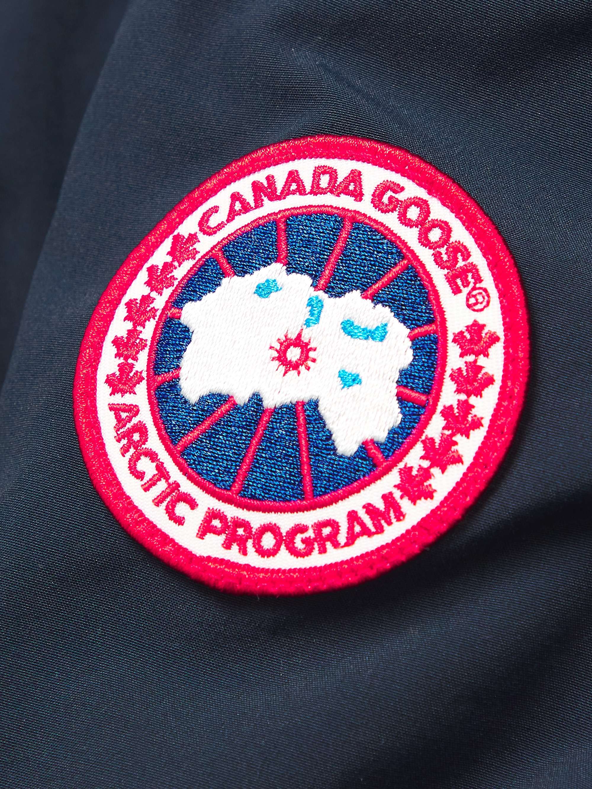 CANADA GOOSE معطف باركا Chateau بقبعة من قماش ®ARCTIC TECH العازل ومحشو بالزغب ومزين برقعة شعار العلامة