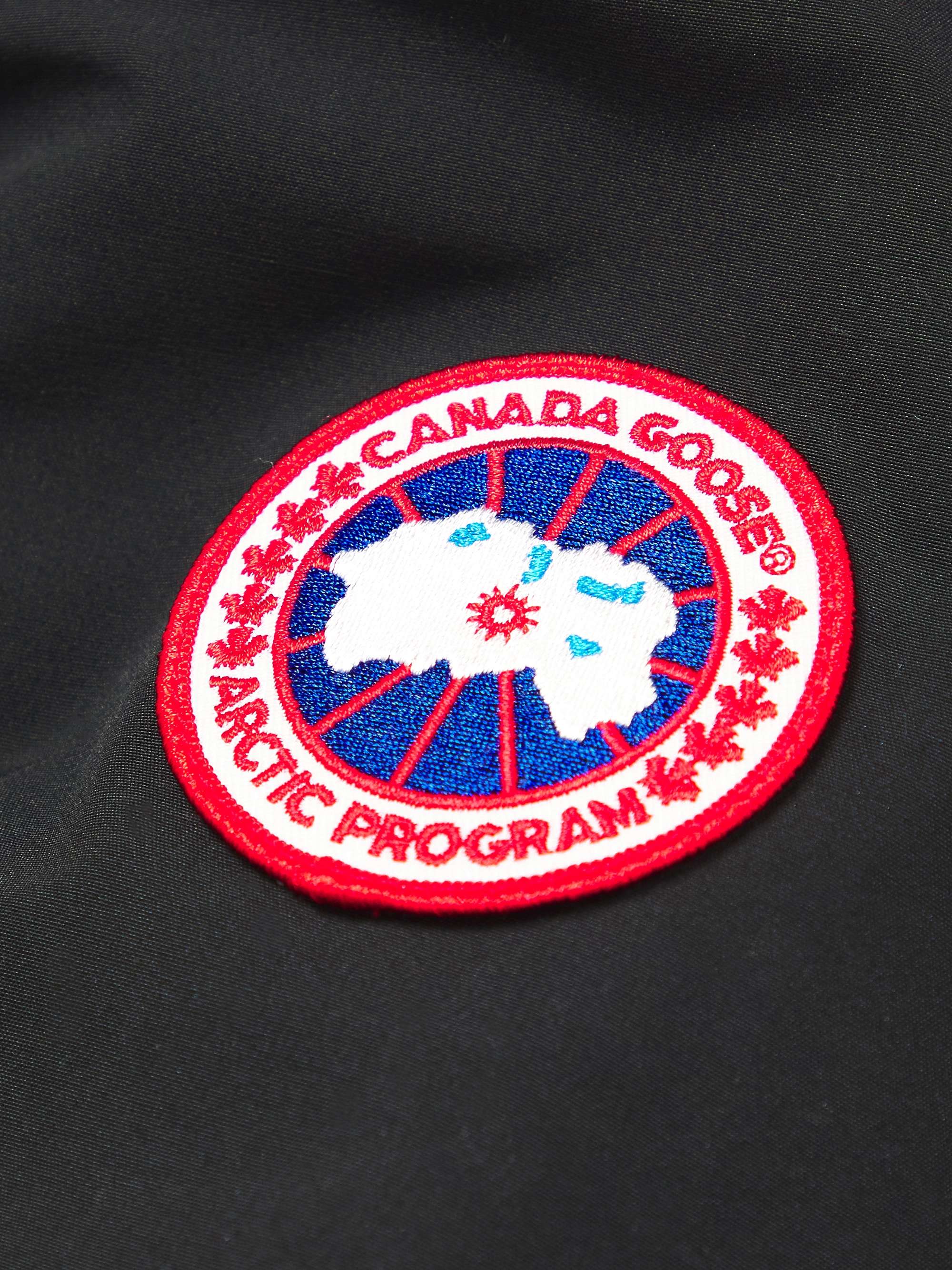 CANADA GOOSE معطف باركا Chateau بقبعة من قماش ®ARCTIC TECH العازل ومحشو بالزغب ومزين برقعة شعار العلامة