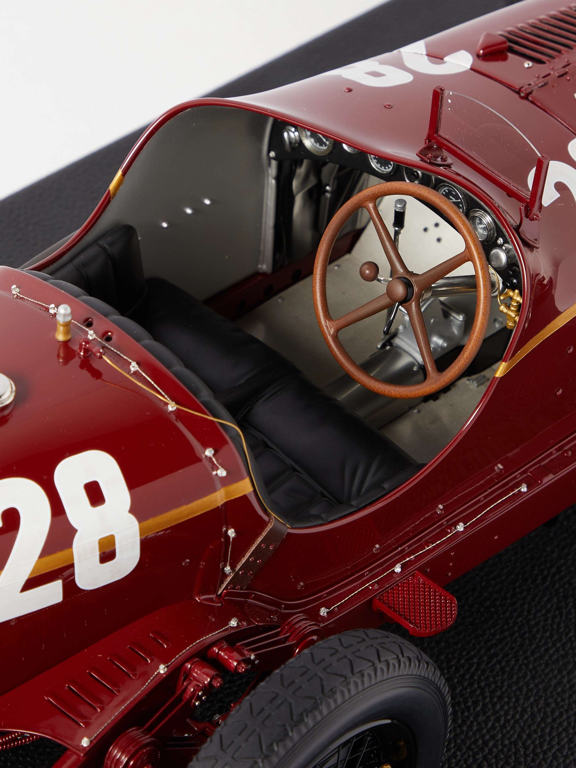 AMALGAM COLLECTION Alfa Romeo 8C 2300 'Monza' (1932) Limited Edition 1:8 Model Car