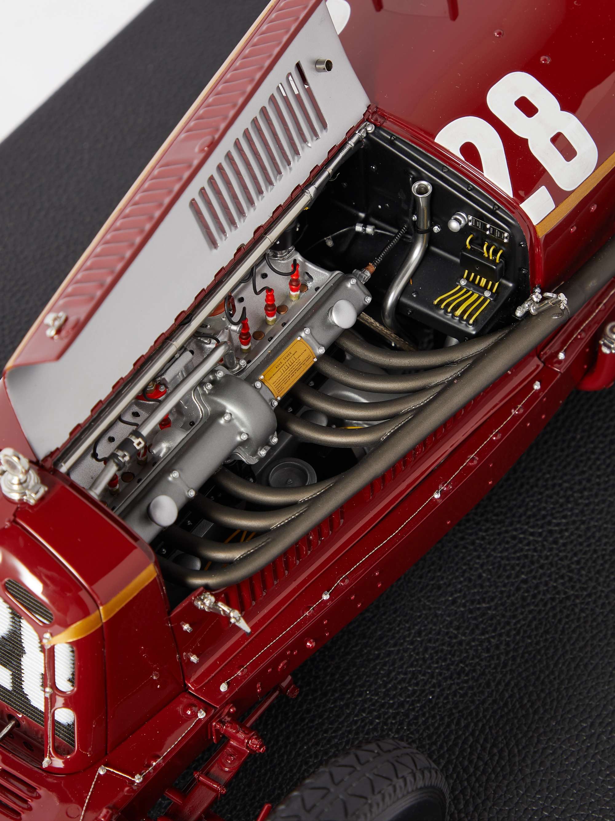 AMALGAM COLLECTION Alfa Romeo 8C 2300 'Monza' (1932) Limited Edition 1:8 Model Car