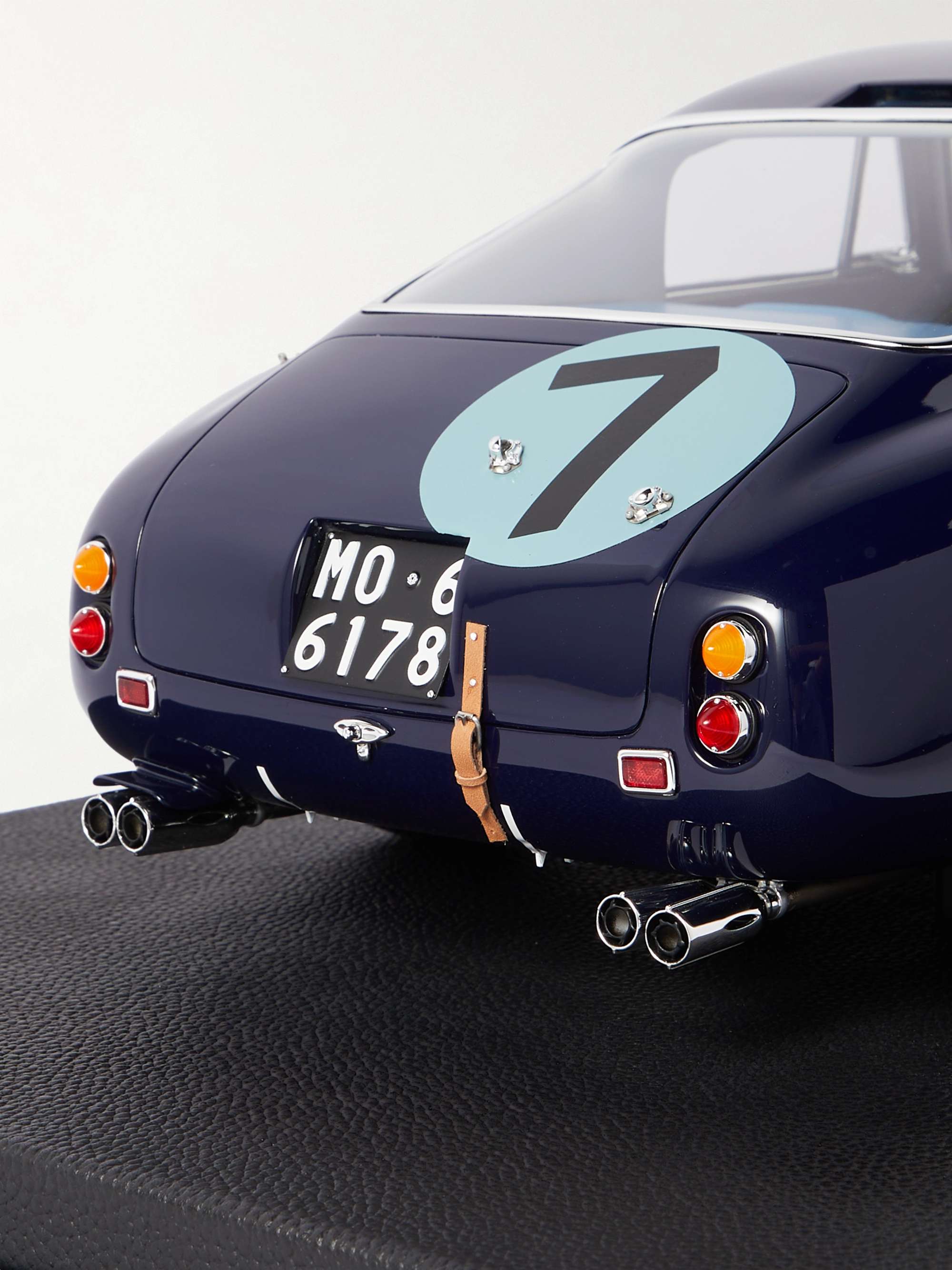 AMALGAM COLLECTION Ferrari 250 GT Berlinetta (1961) Limited Edition 1:8 Model Car