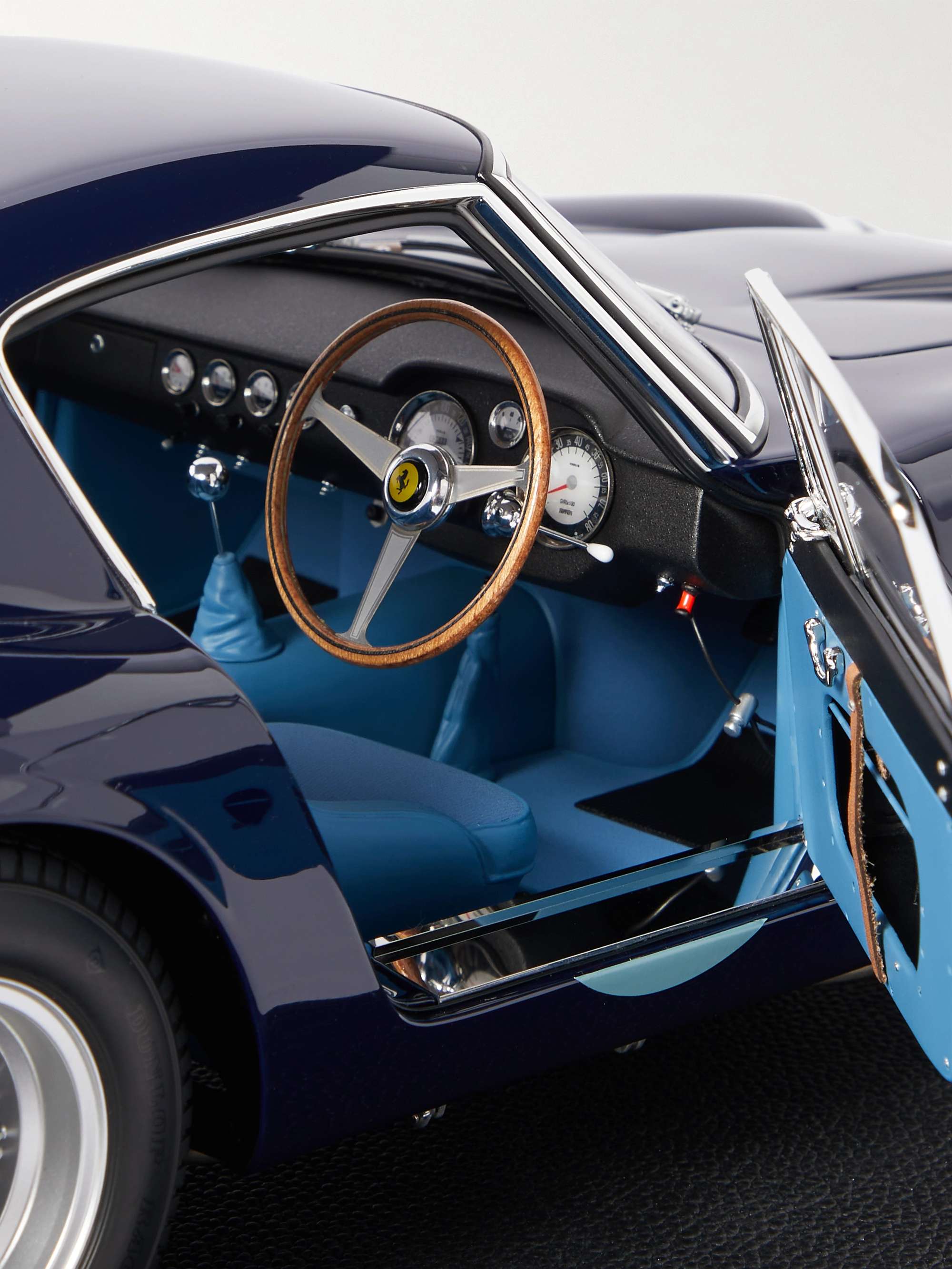 AMALGAM COLLECTION Ferrari 250 GT Berlinetta (1961) Limited Edition 1:8 Model Car