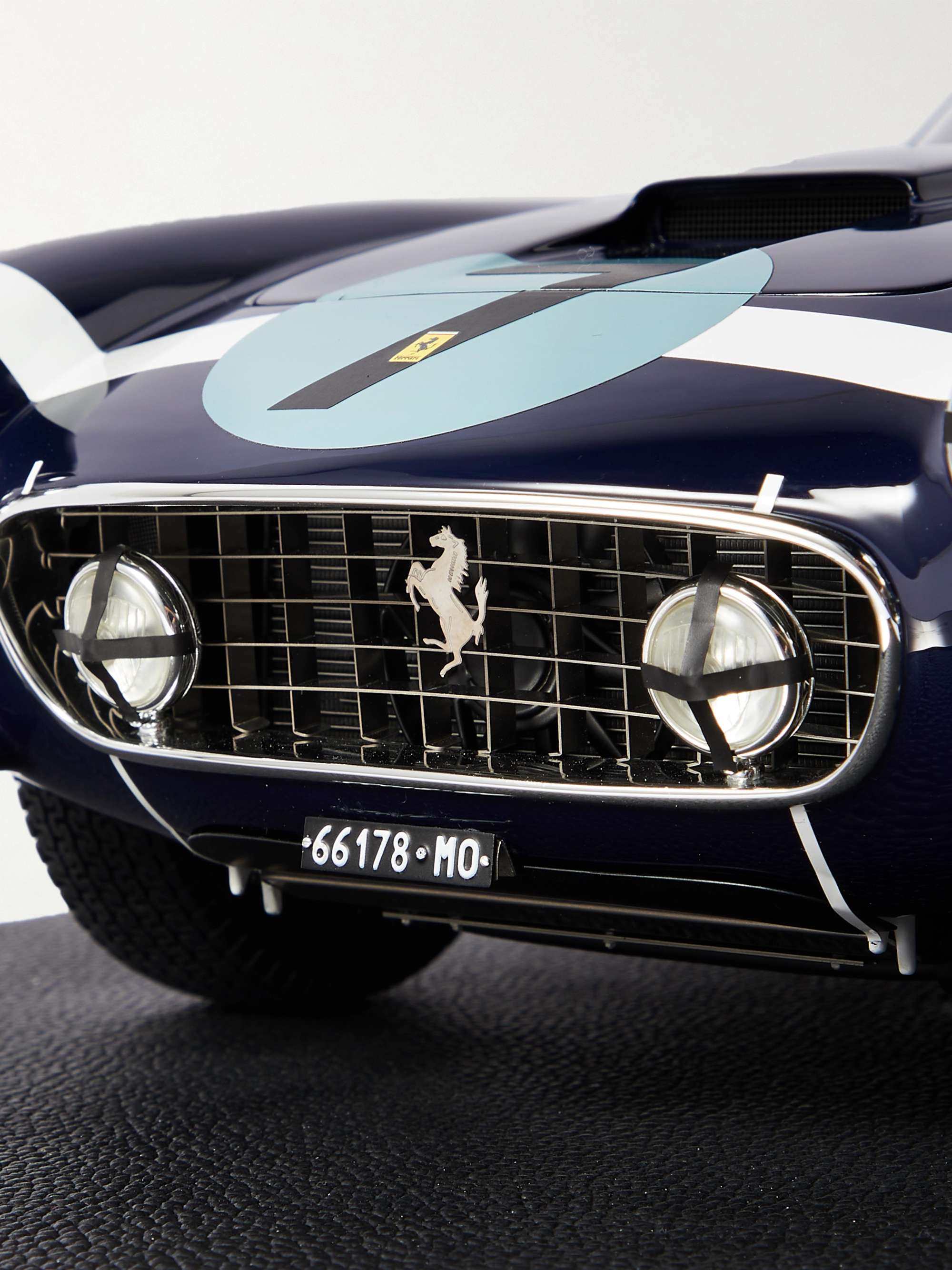AMALGAM COLLECTION Ferrari 250 GT Berlinetta (1961) Limited Edition 1:8 Model Car