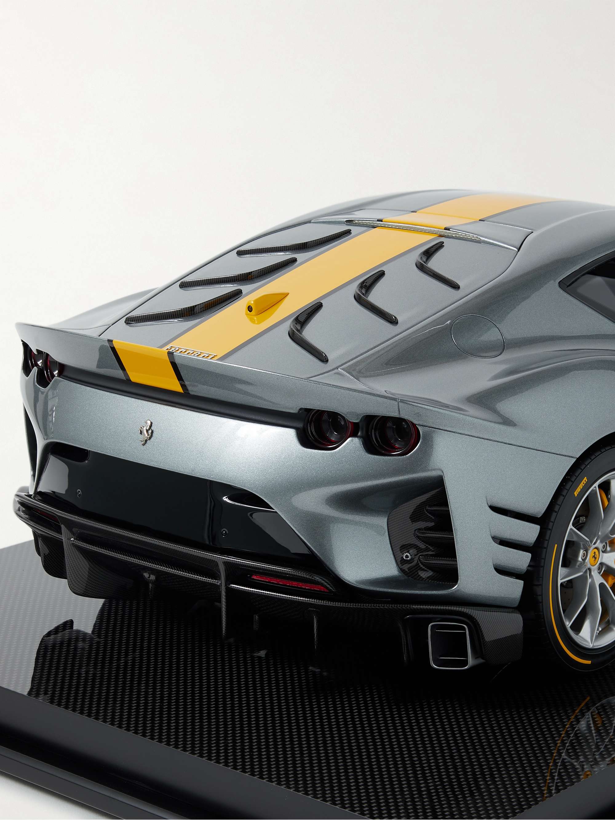 AMALGAM COLLECTION Ferrari 812 Competizione Limited Edition 1:8 Model Car