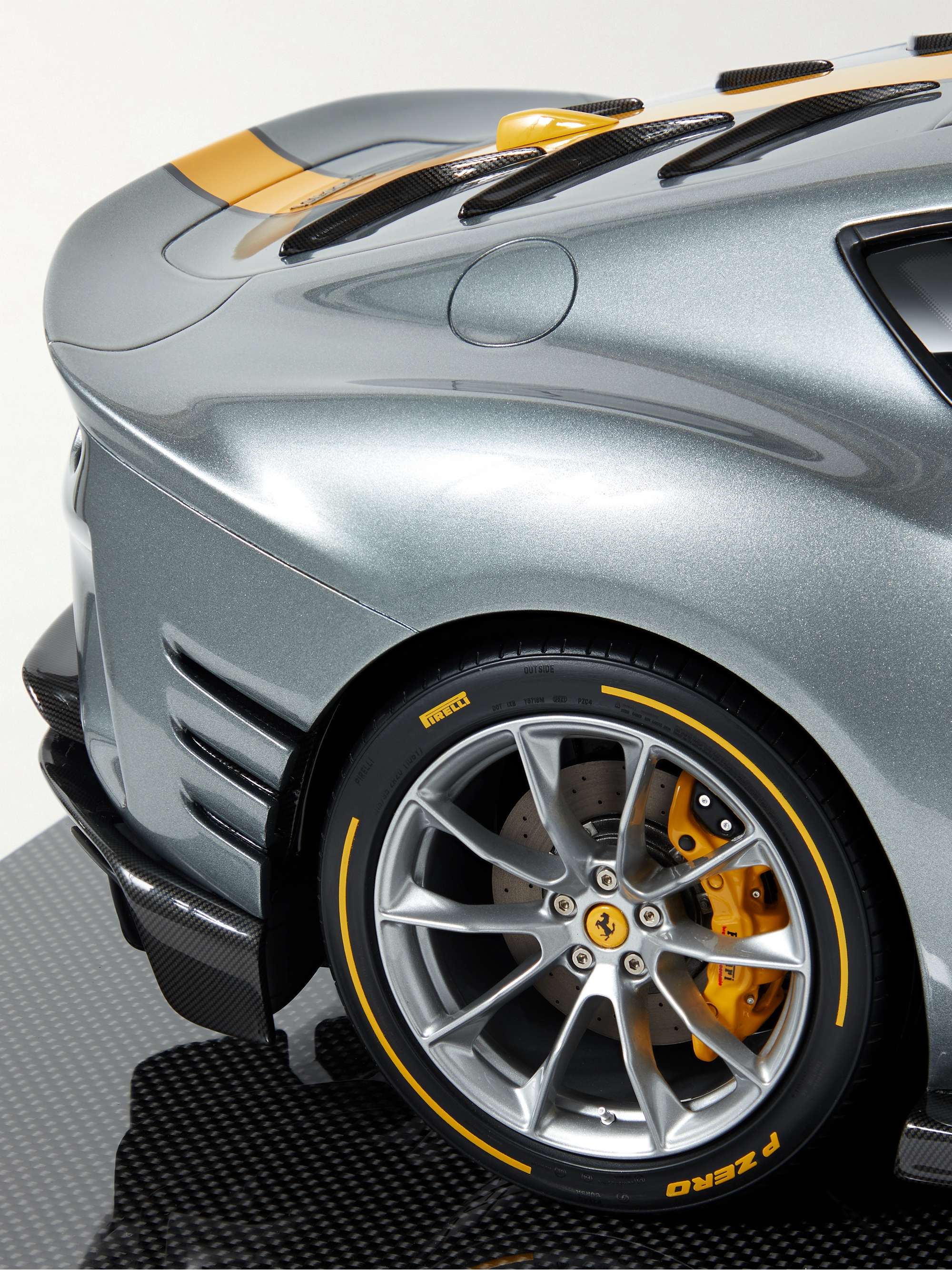 AMALGAM COLLECTION Ferrari 812 Competizione Limited Edition 1:8 Model Car