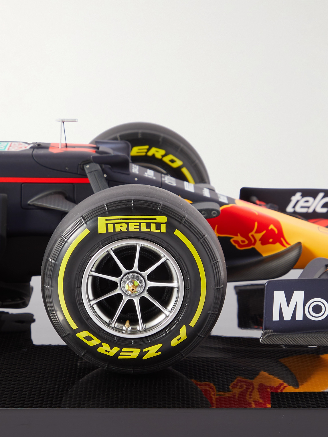 Red Bull Racing Honda RB16B Sergio Pérez (2021) 1:8 Model Car — 2