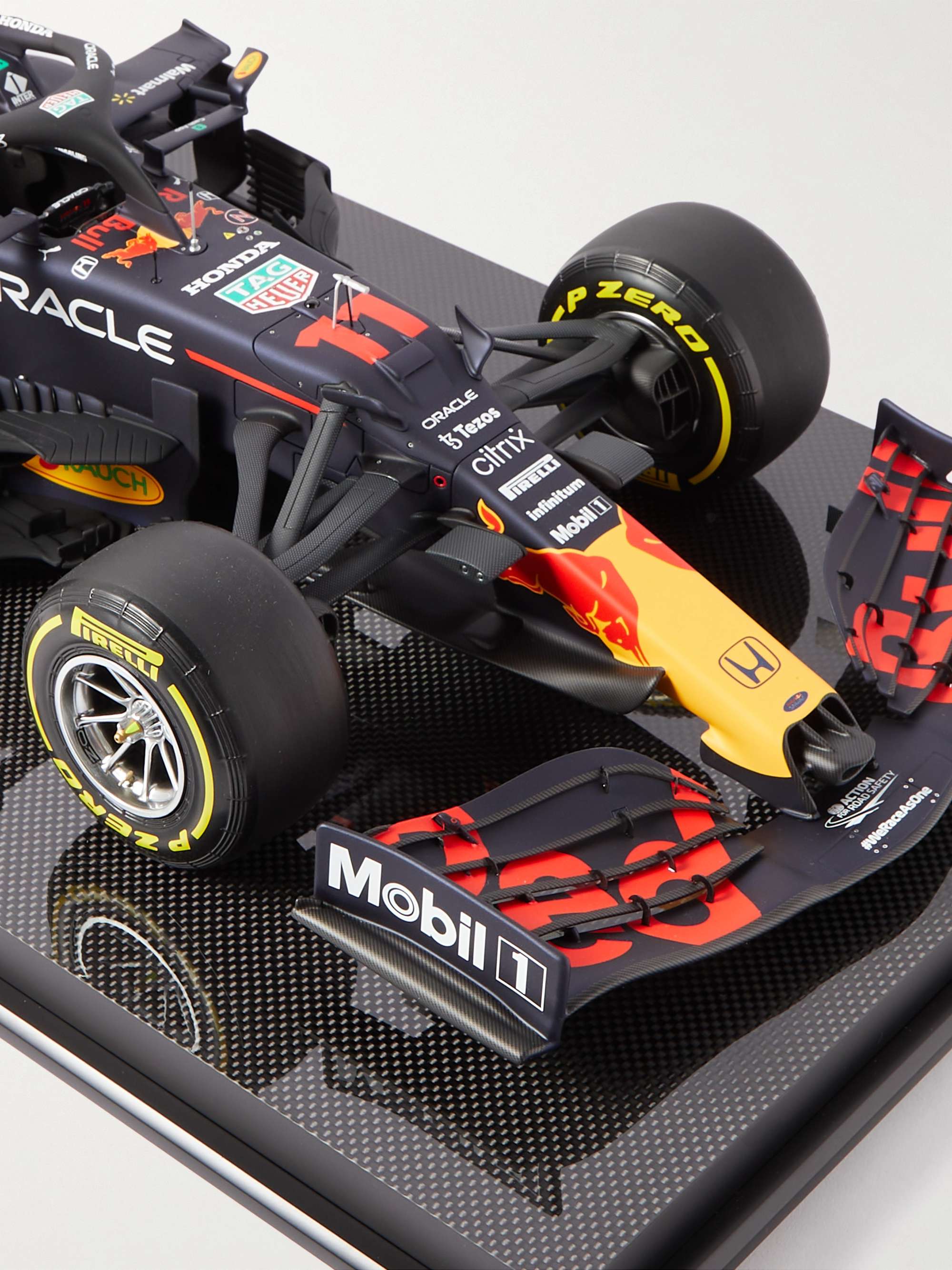 AMALGAM COLLECTION نموذج سيارة Red Bull Racing Honda RB16B الحائزة جائزة أذربيجان الكبرى لعام 2021 - بقيادة Pérez وبقياس 1:8