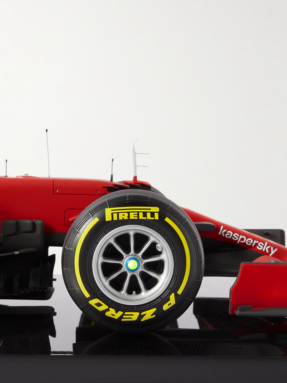Ferrari SF21 Charles Leclerc (2021) 1:8 Model Car — 2