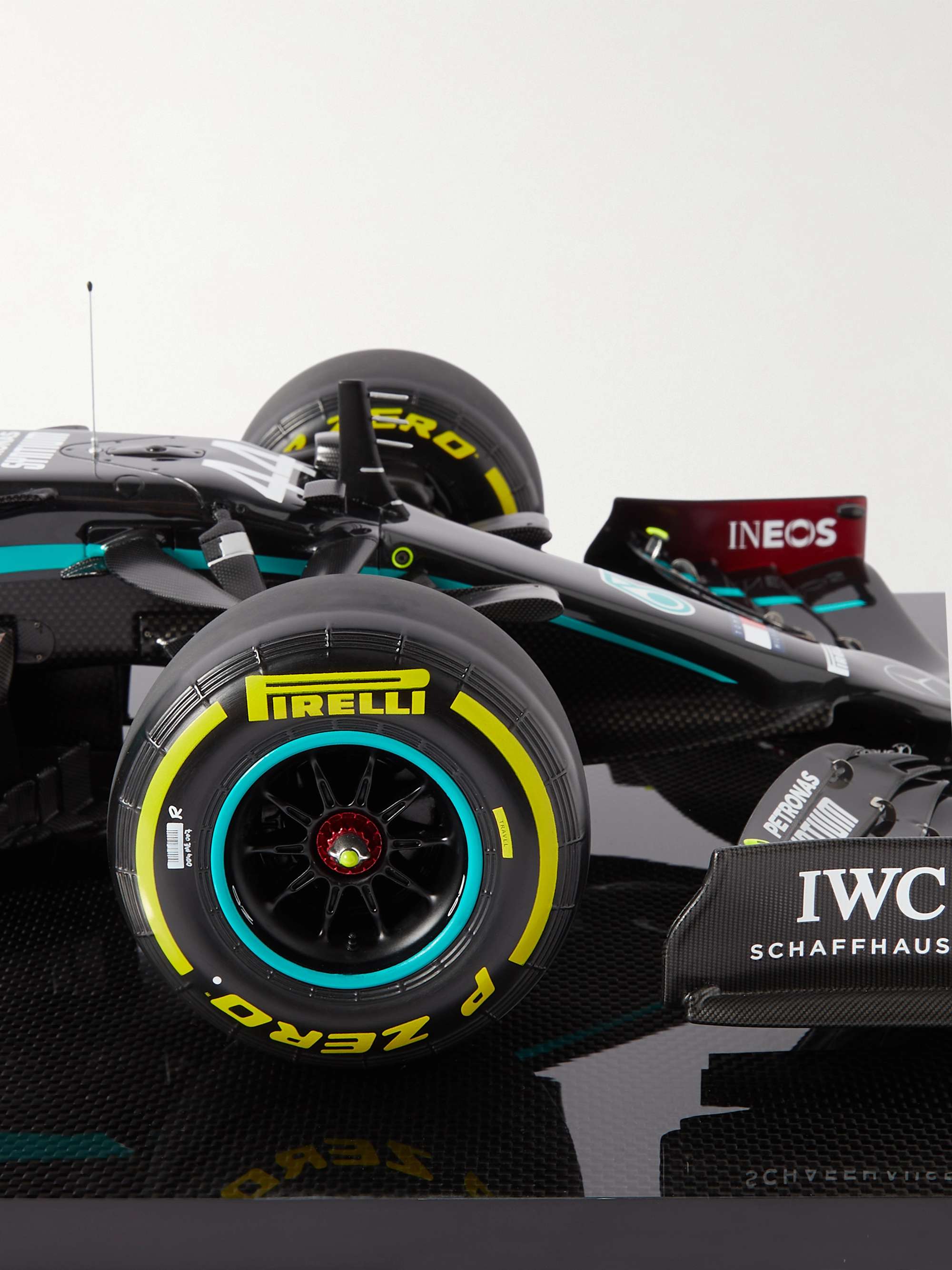 AMALGAM COLLECTION Mercedes AMG F1 Lewis Hamilton W11 EQ Performance (2020) 1:8 Model Car
