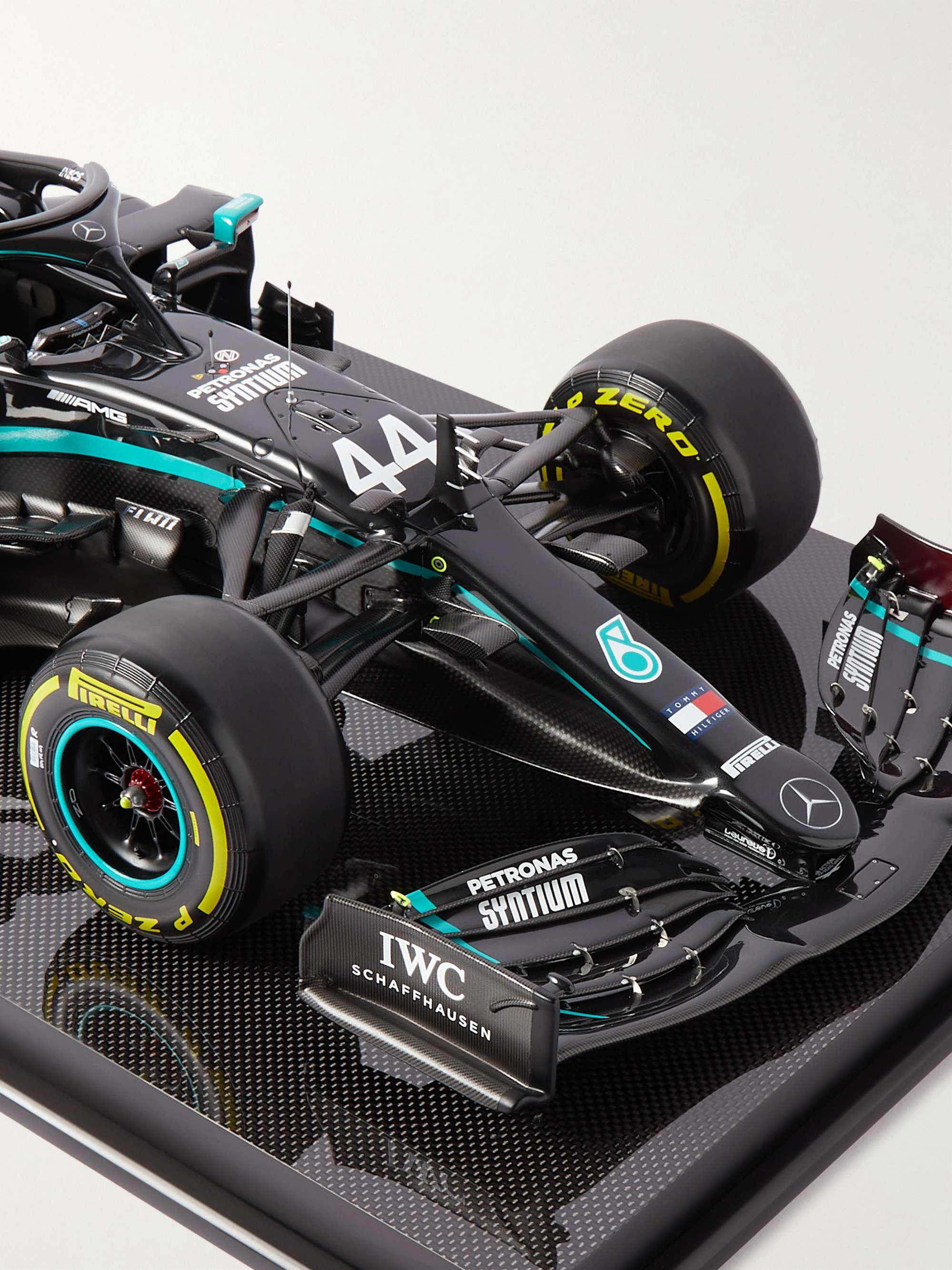 AMALGAM COLLECTION Mercedes AMG F1 Lewis Hamilton W11 EQ Performance (2020) 1:8 Model Car