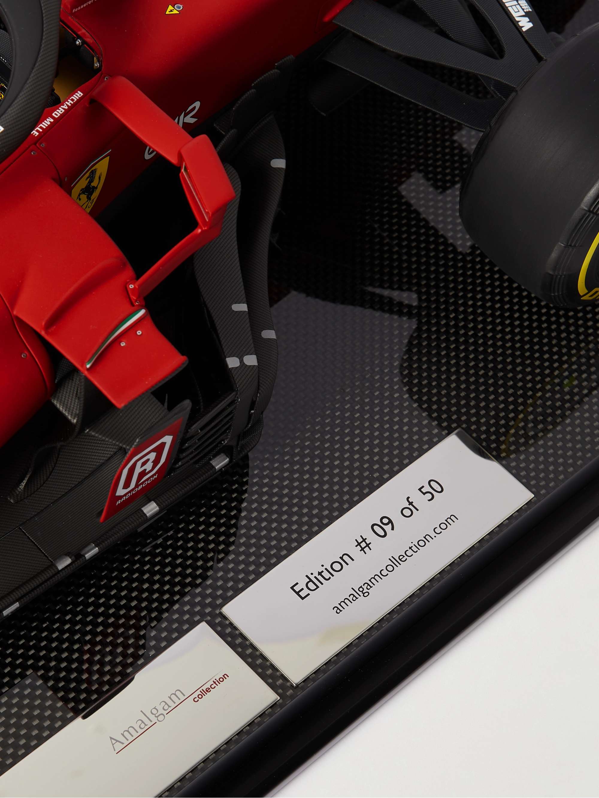 AMALGAM COLLECTION نموذج سيارة Ferrari SF21 بمقاس 1:8