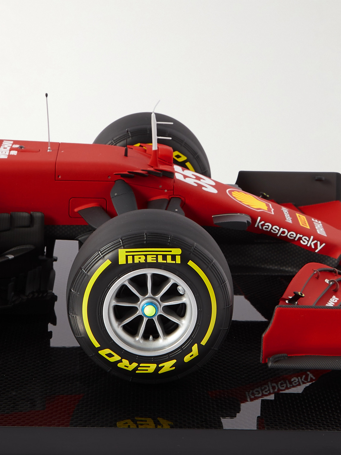 Ferrari SF21 Carlos Sainz (2021) 1:8 Model Car — 2