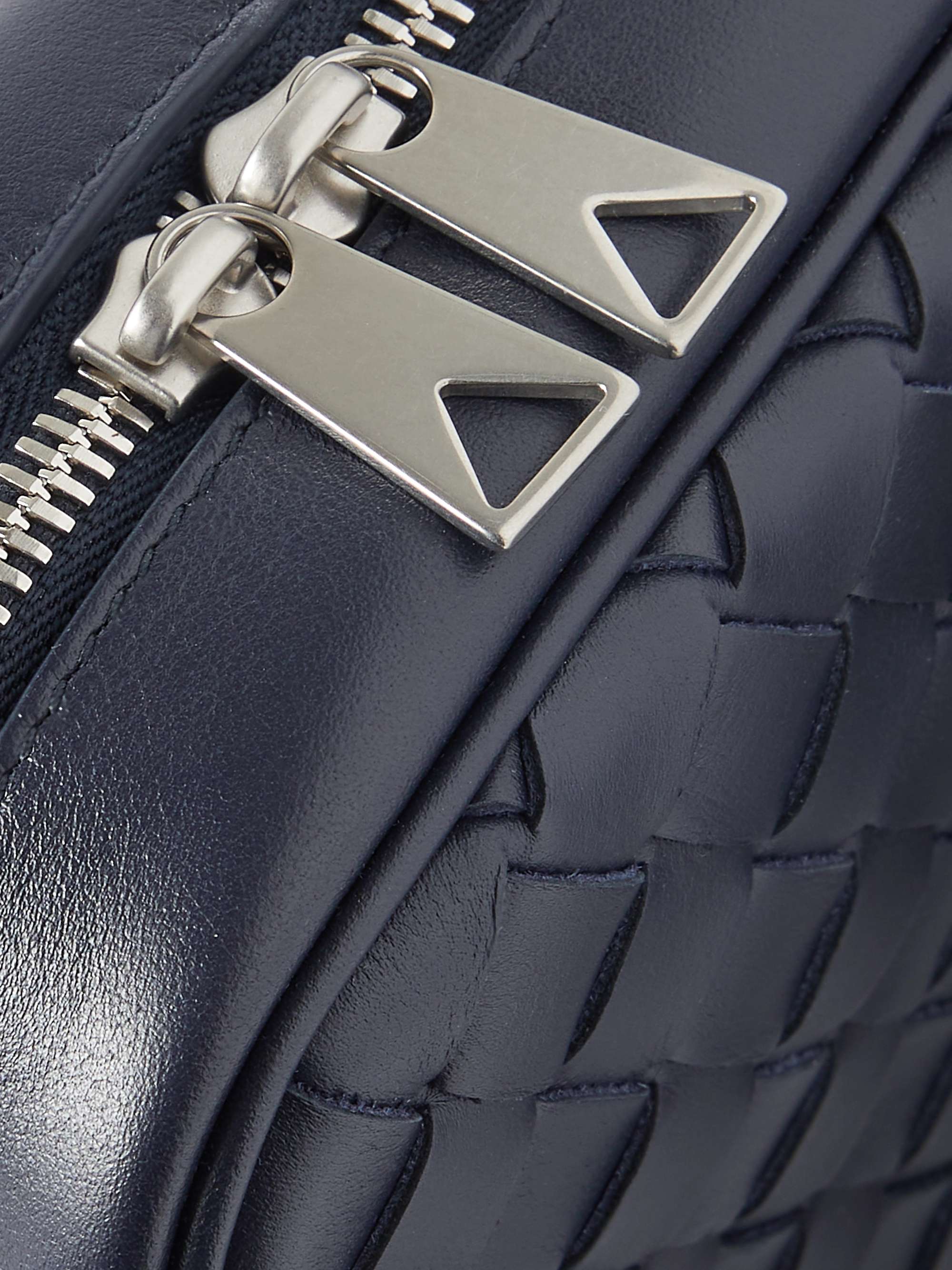 BOTTEGA VENETA حقيبة ماسنجر من الجلد بحبكة إنترشياتو
