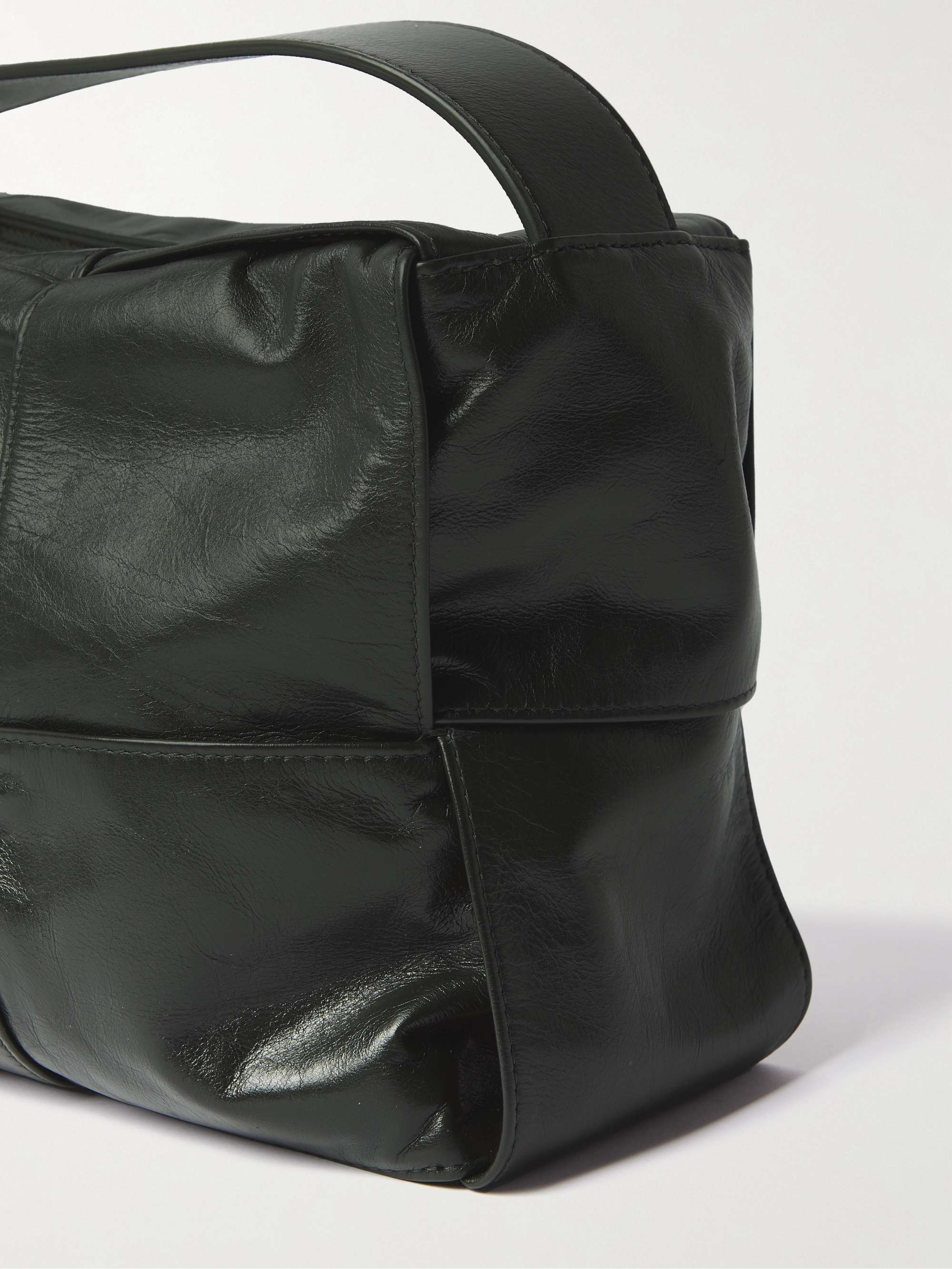 BOTTEGA VENETA حقيبة باوتش من الجلد بحبكة إنترشياتو