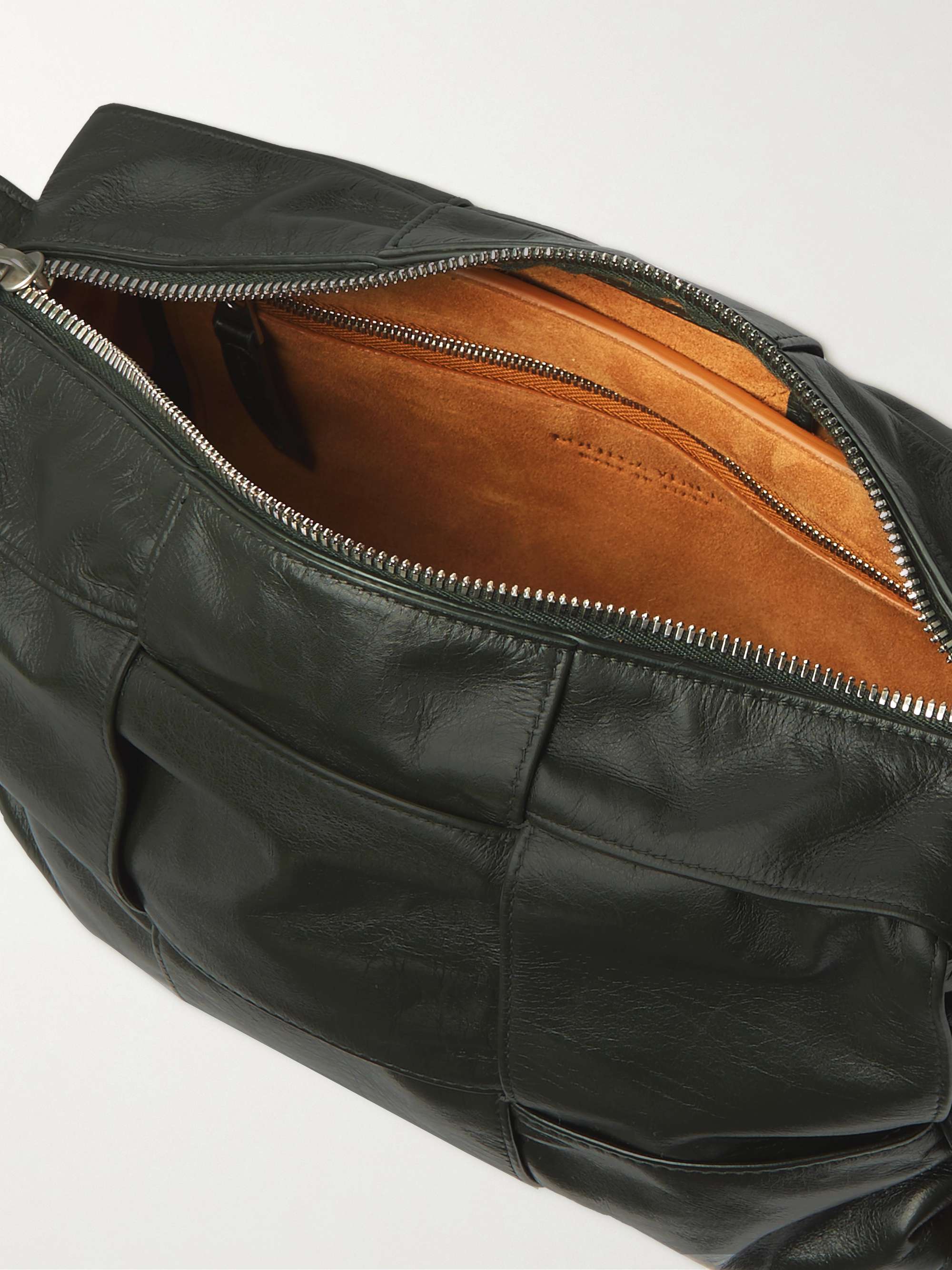 BOTTEGA VENETA حقيبة باوتش من الجلد بحبكة إنترشياتو