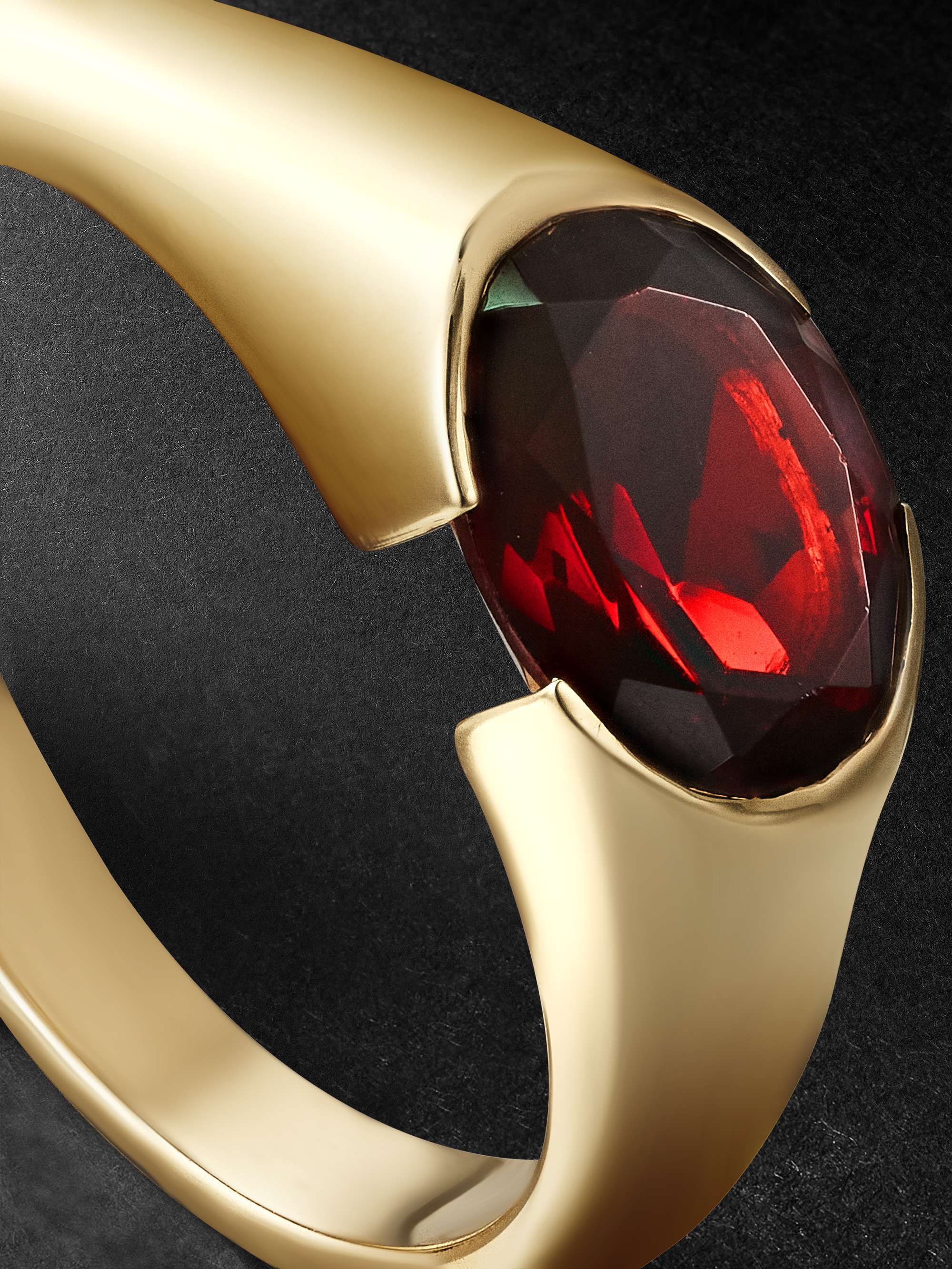 PATTARAPHAN Nainate Gold Garnet Ring