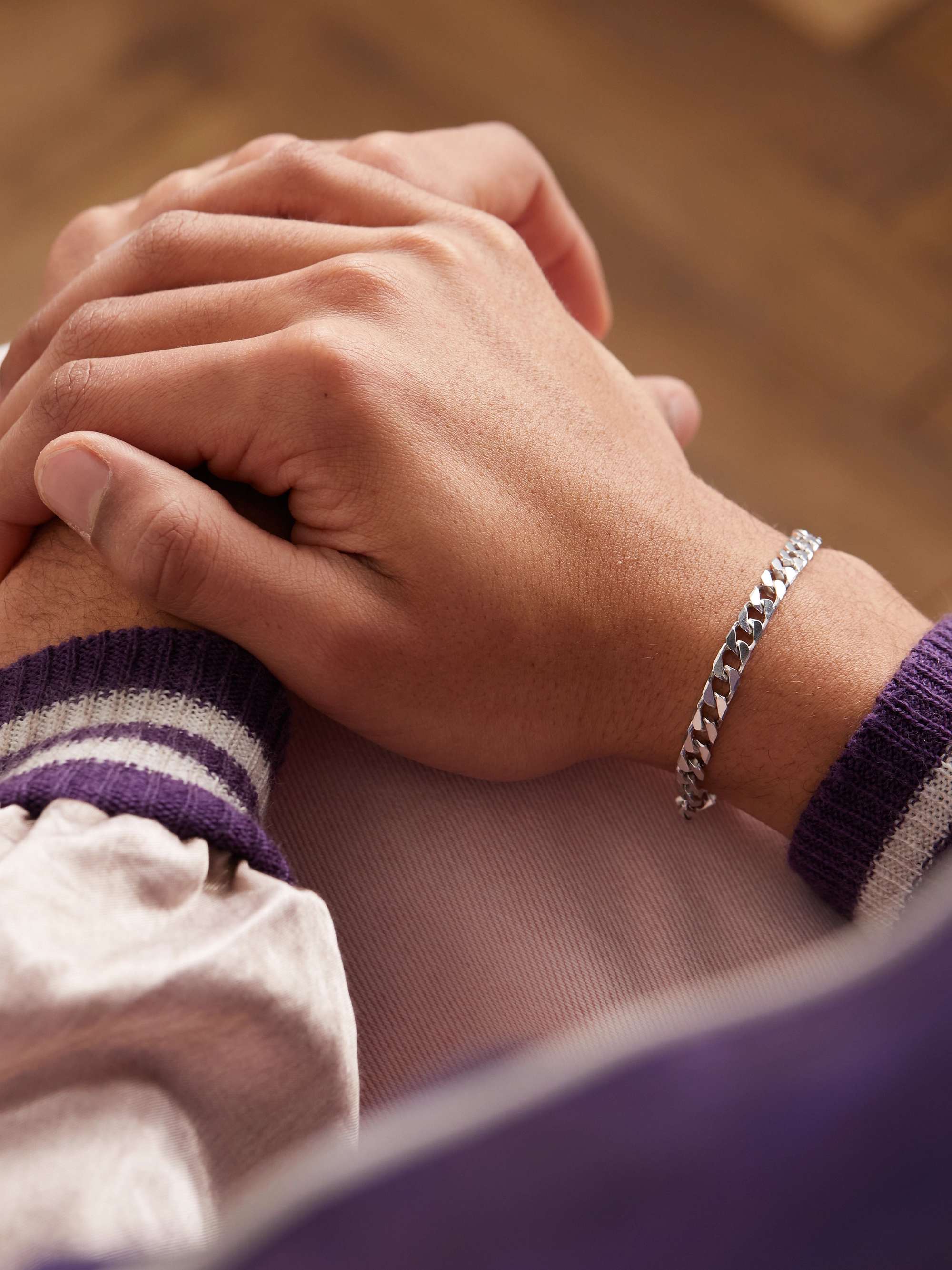 The metal bracelet of Alfie Solomons (Tom Hardy) in Peaky Blinders (S05E06)  | Spotern