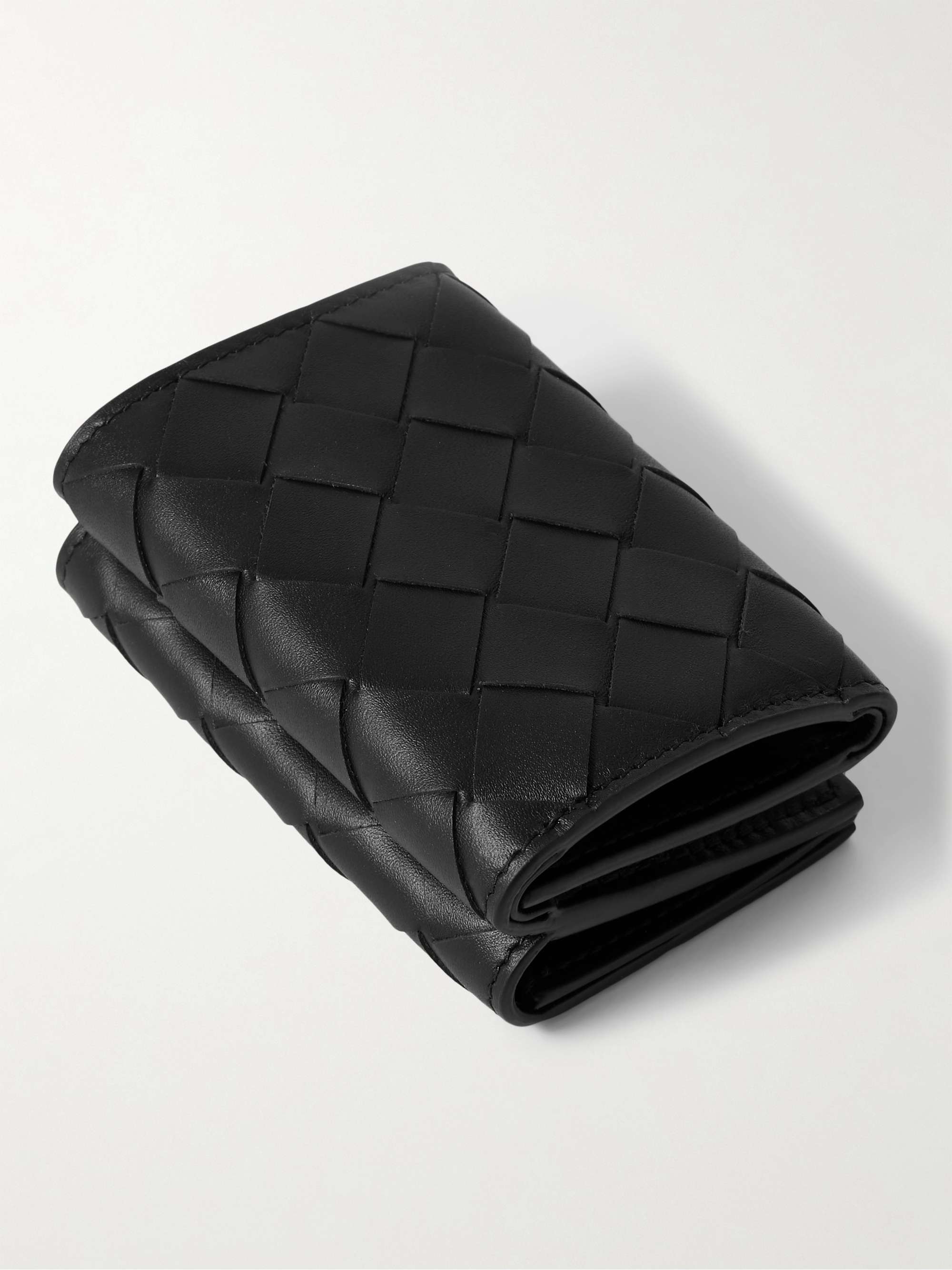 BOTTEGA VENETA محفظة قابلة للطيّ ثلاث مرات من الجلد بحبكة إنترشياتو