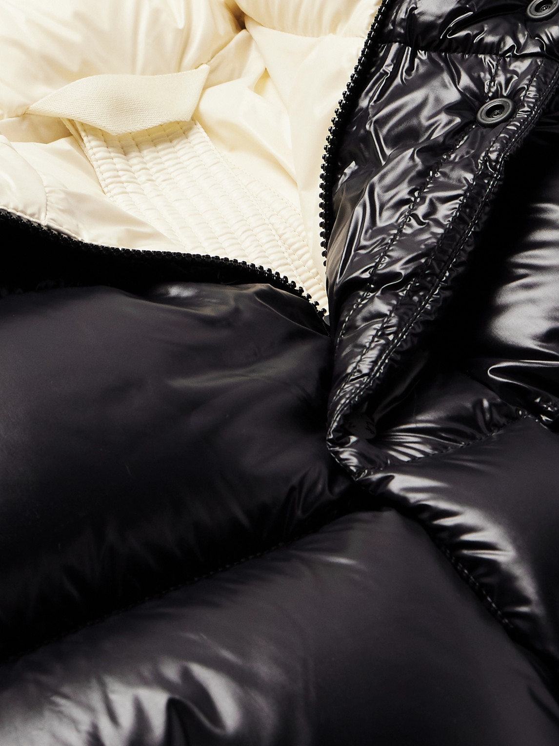 Moncler Dervox Logo Patch Down Jacket In Black