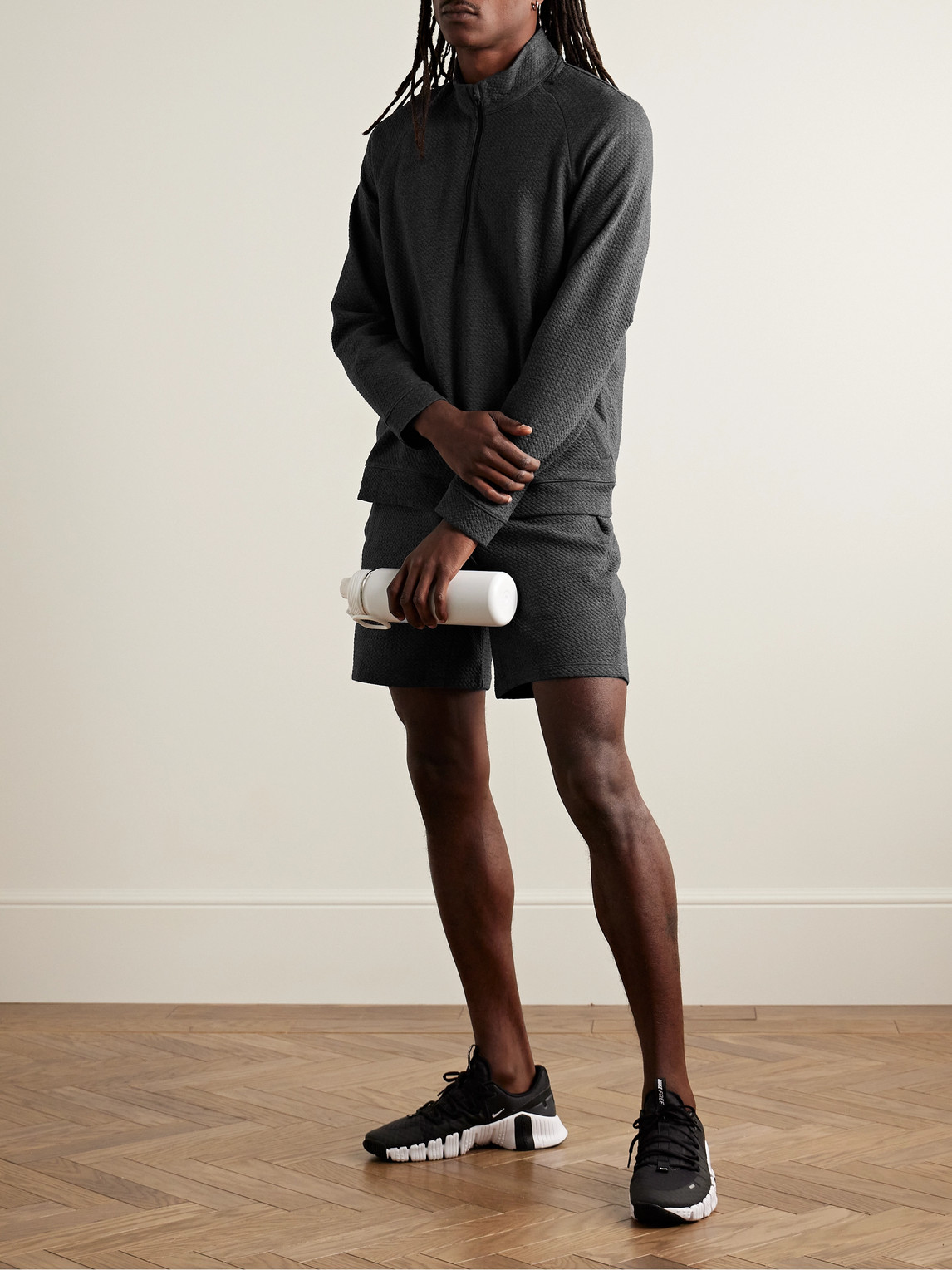 https://www.mrporter.com/variants/images/1647597316772838/ou/w1000.jpg
