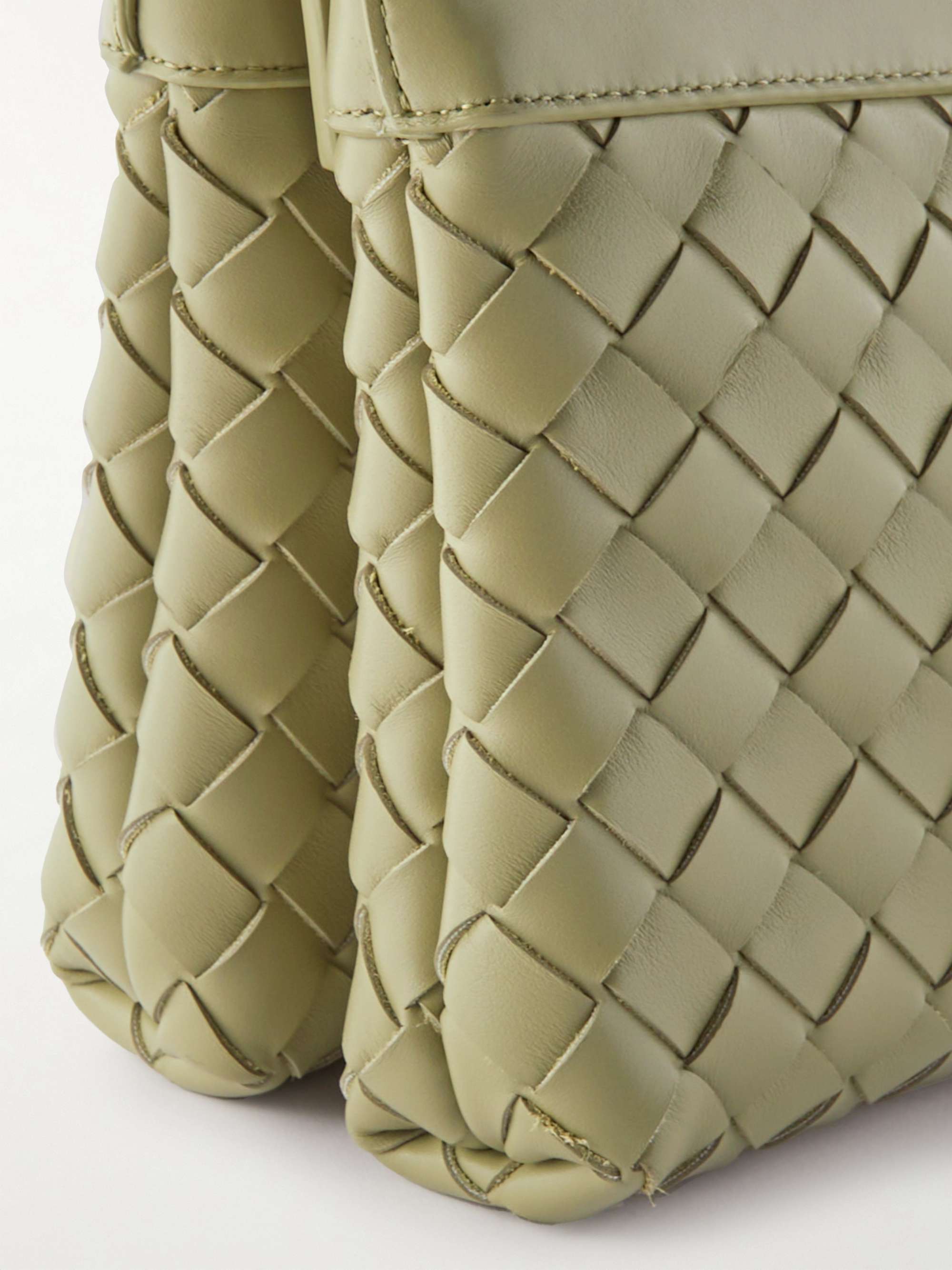 BOTTEGA VENETA حقيبة ماسنجر من الجلد بحبكة إنترشياتو
