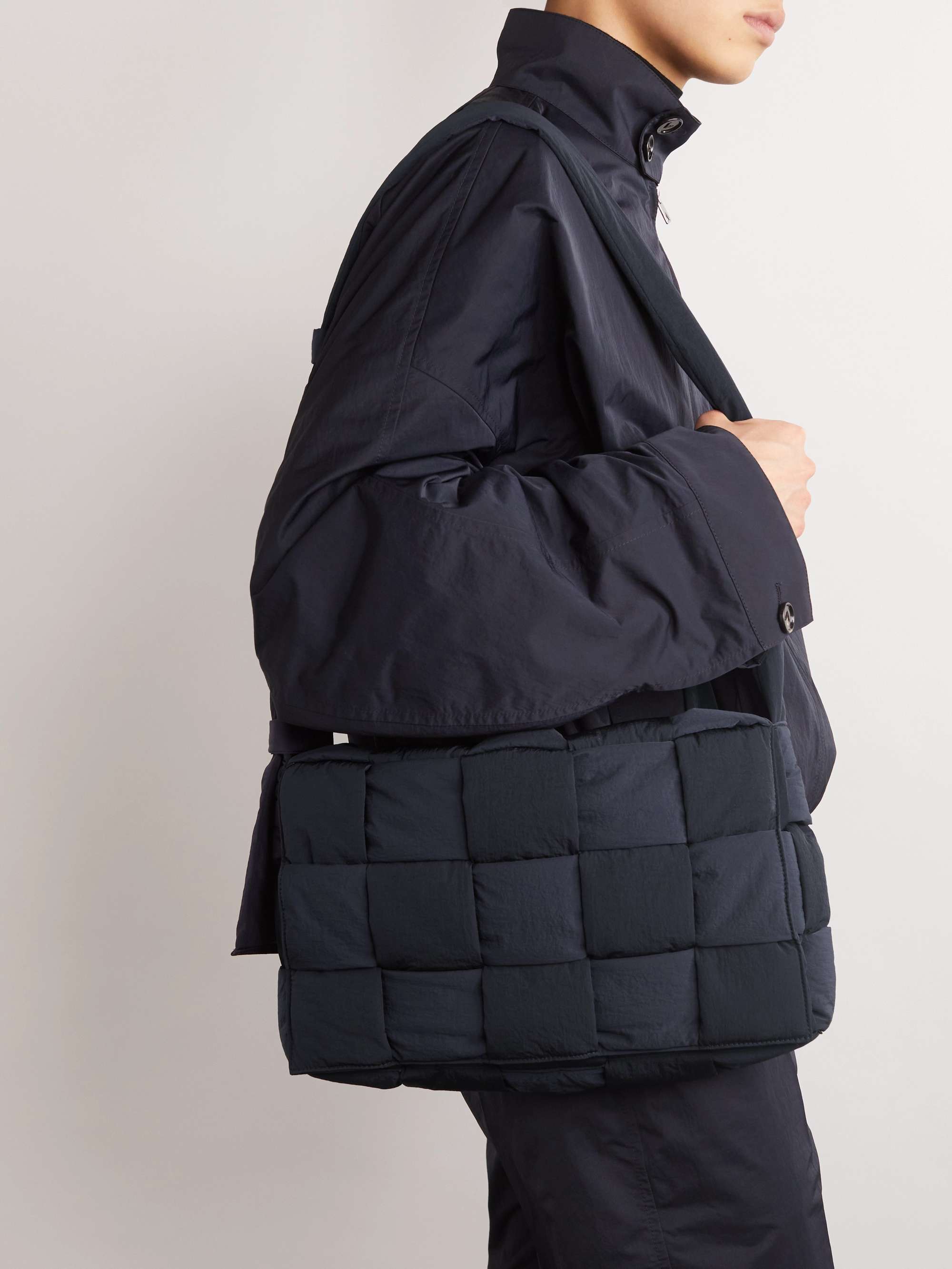 BOTTEGA VENETA حقيبة ماسنجر Cassette بحبكة إنترشياتو من قماش Paper Nylon