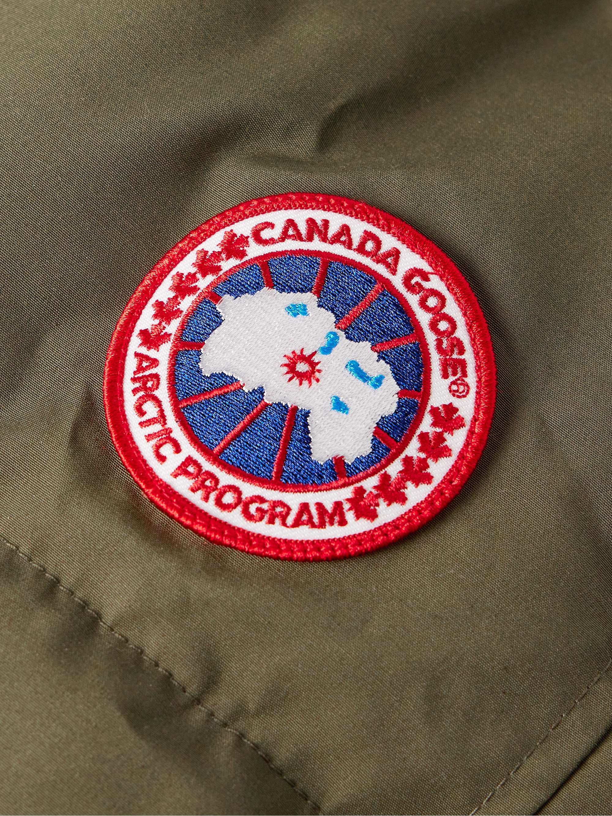 CANADA GOOSE معطف باركا Macmillan بقبعة من قماش عازل مبطن ومحشو بالزغب ومُزيّن برقعة شعار العلامة