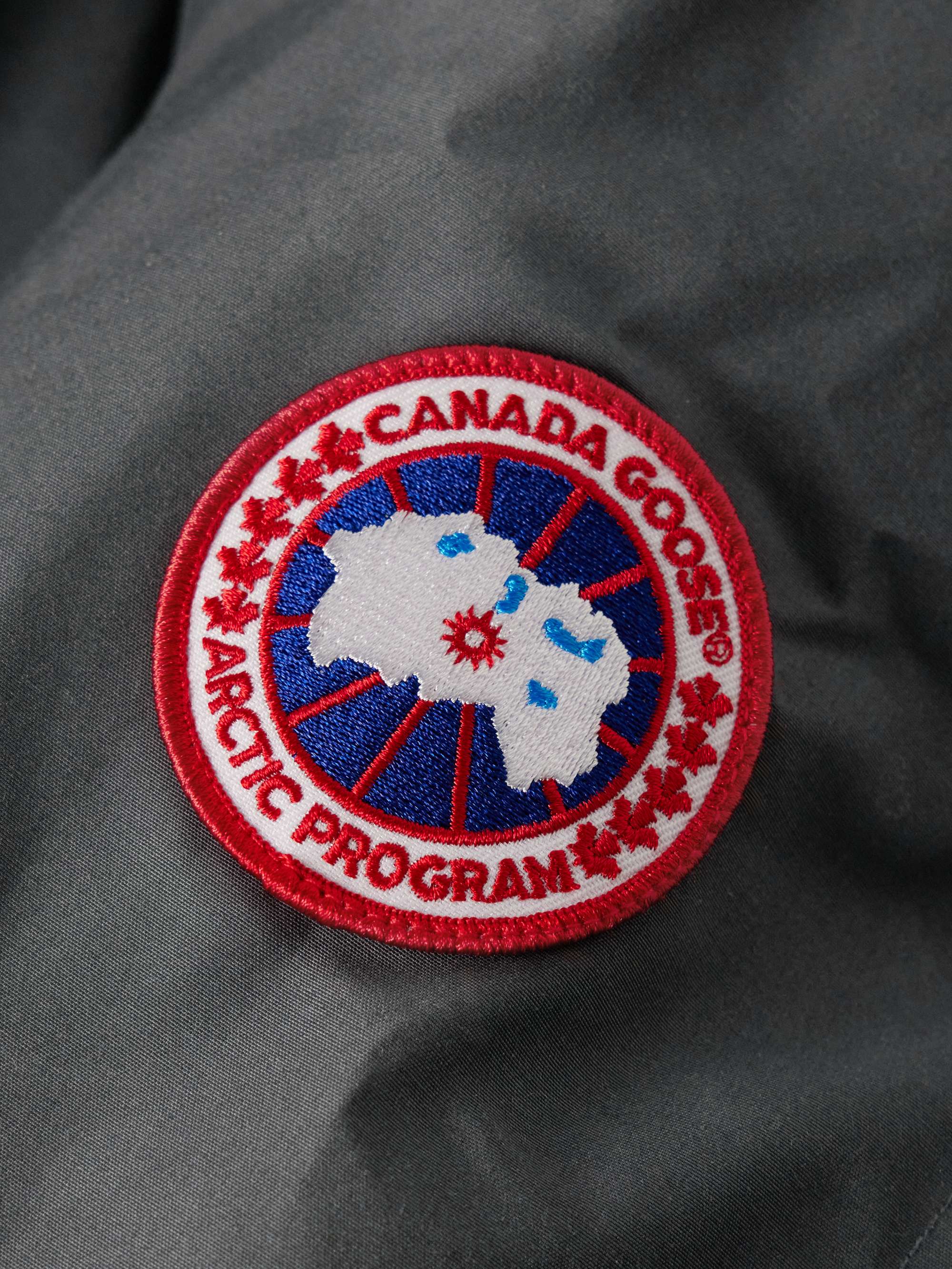 CANADA GOOSE معطف باركا Chateau بقبعة من قماش ®ARCTIC TECH العازل ومحشو بالزغب ومزين برقعة شعار العلامة