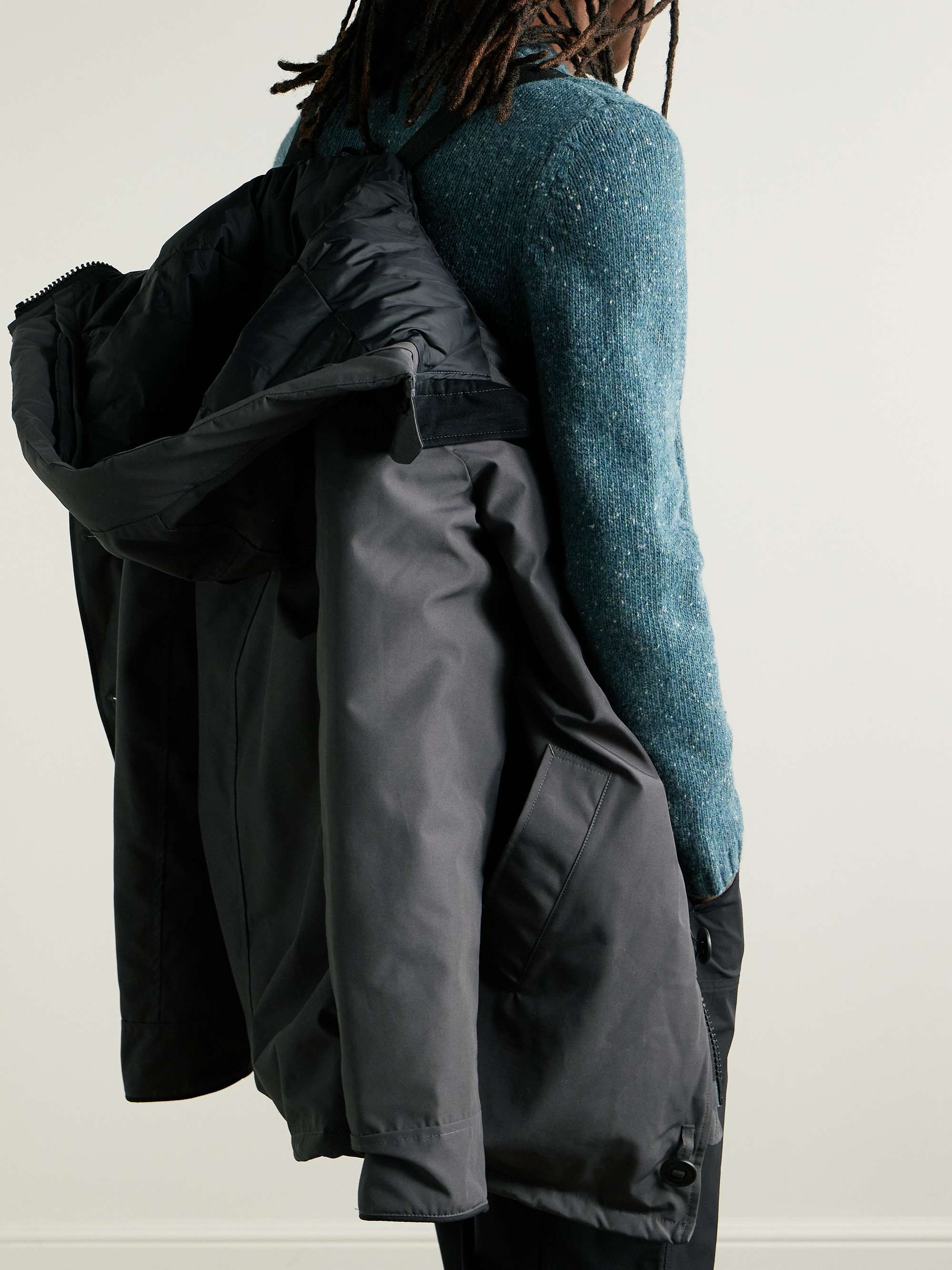 CANADA GOOSE معطف باركا Chateau بقبعة من قماش ®ARCTIC TECH العازل ومحشو بالزغب ومزين برقعة شعار العلامة