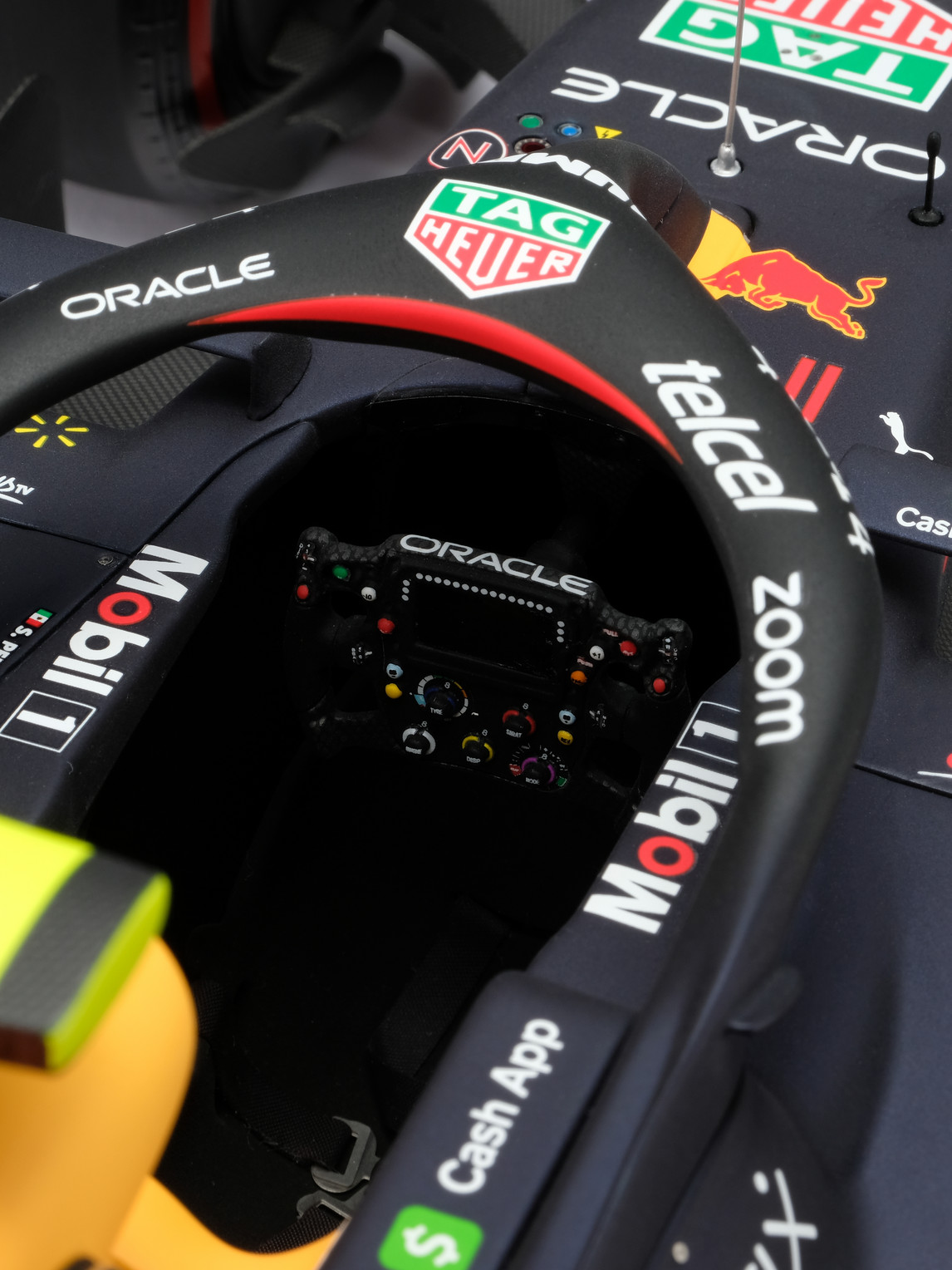 Red Bull Racing Honda RB18 Sergio Pérez (2022) 1:8 Model Car — 2