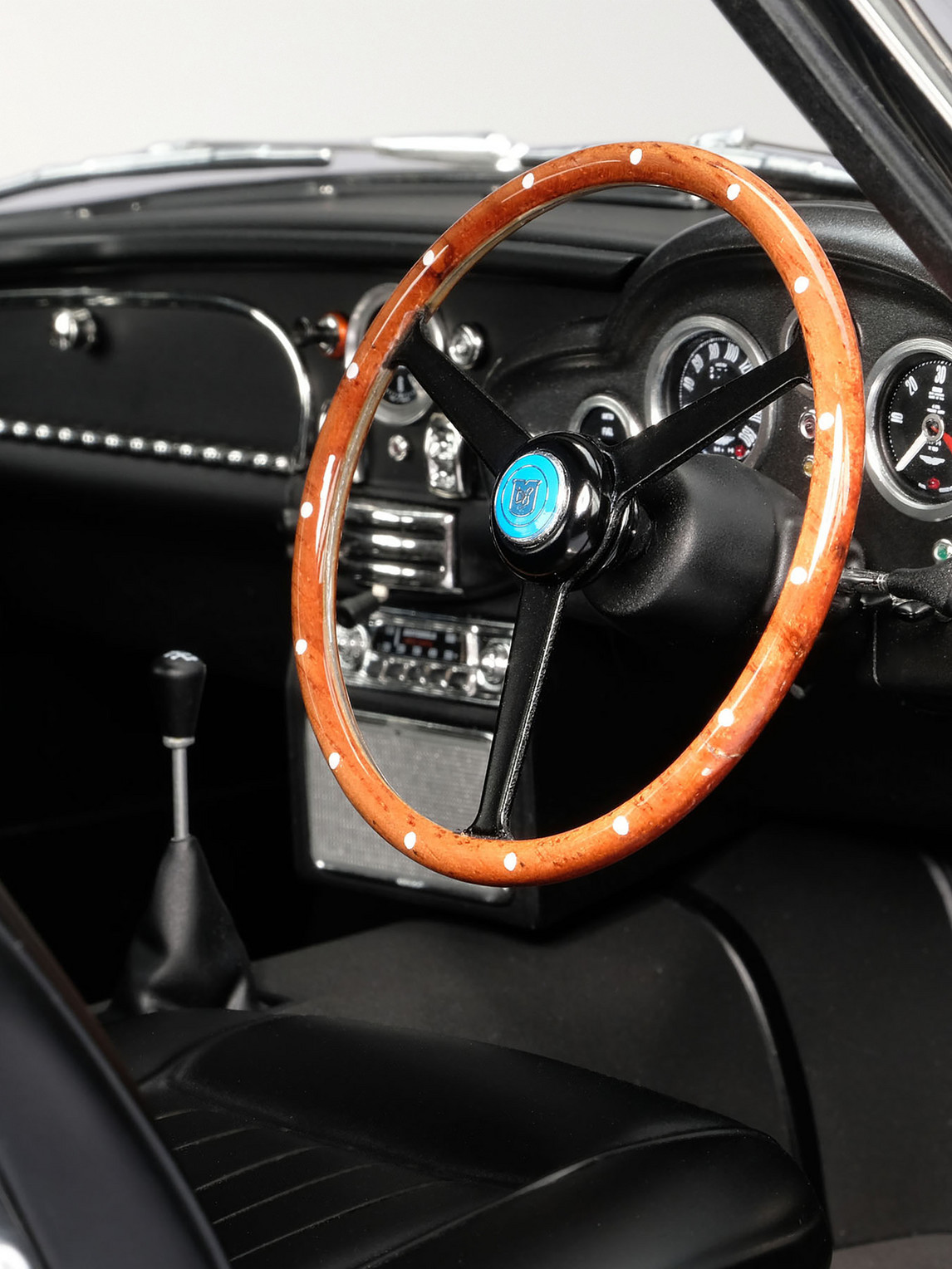 Aston Martin DB5 Limited Edition 1:8 Model Car — 2