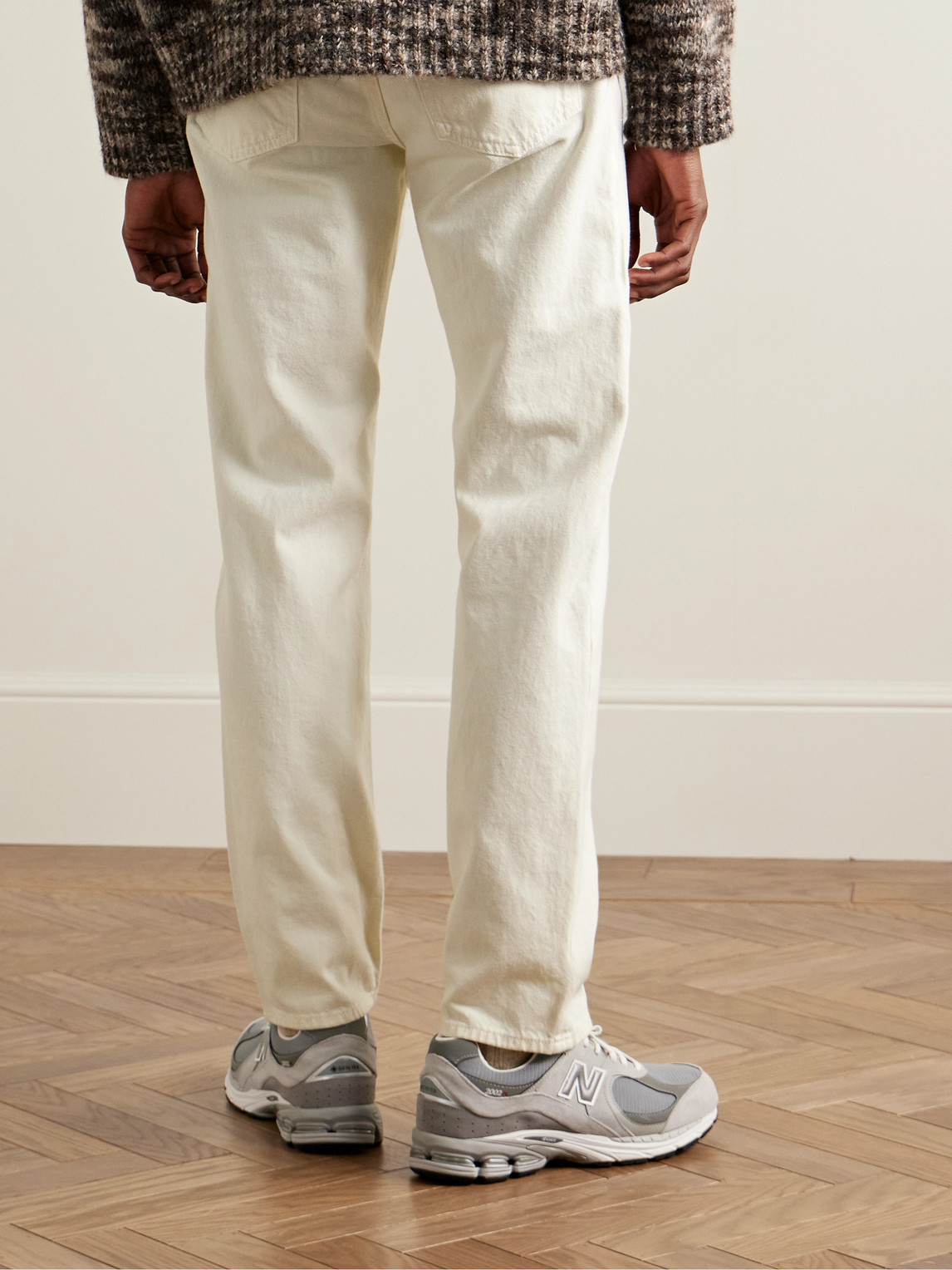 Shop Frame Straight-leg Jeans In White