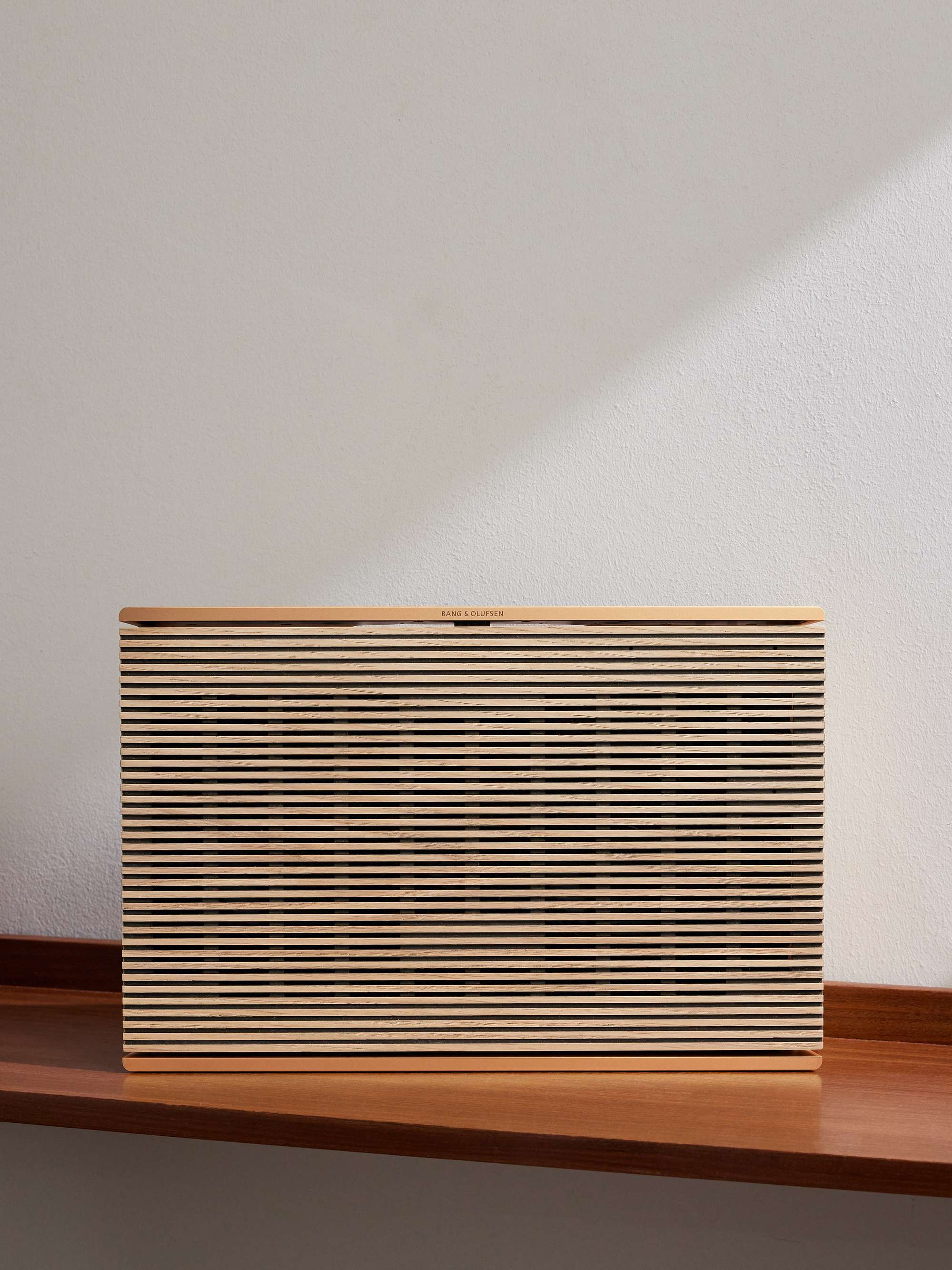 Beosound Level Gold Tone Alu/Light Oak（BANG & OLUFSEN