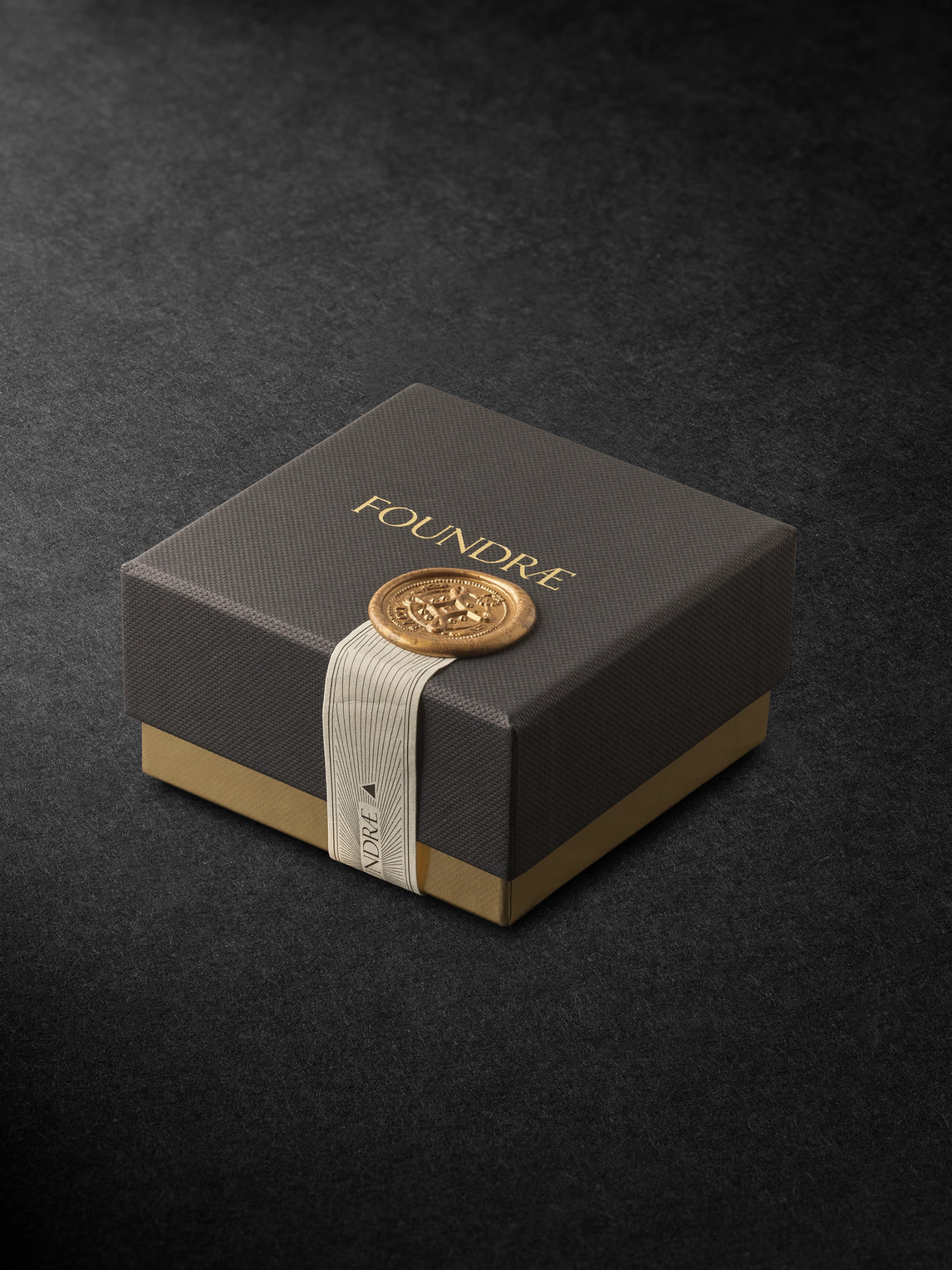 FOUNDRAE L'ETERNELLE CHANSON COUPLET 18-KARAT GOLD AND ENAMEL PENDANT