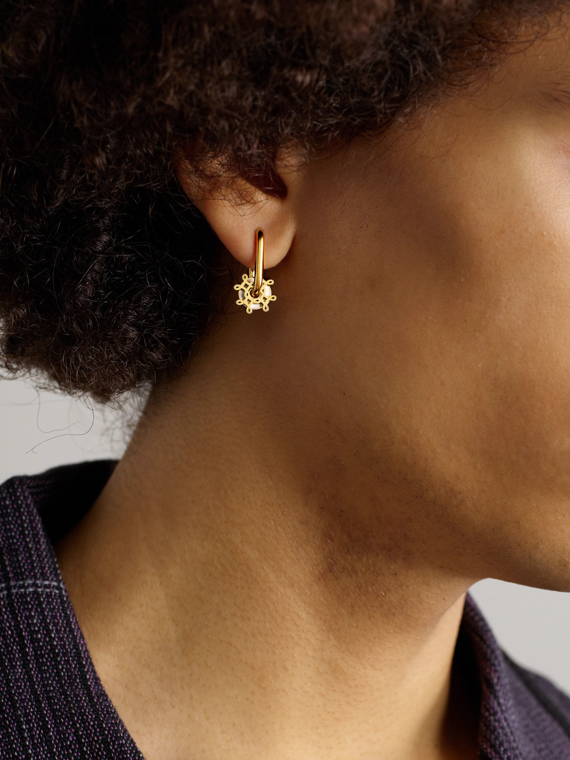 FOUNDRAE SMALL CHUBBY EAR HOOP AND NEVER ENDING KNOT 18-KARAT GOLD AND ENAMEL SINGLE EARRING