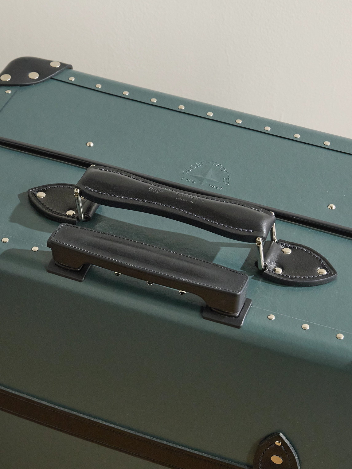 GLOBE-TROTTER NO TIME TO DIE LEATHER-TRIMMED VULCANISED FIBREBOARD CHECK-IN SUITCASE