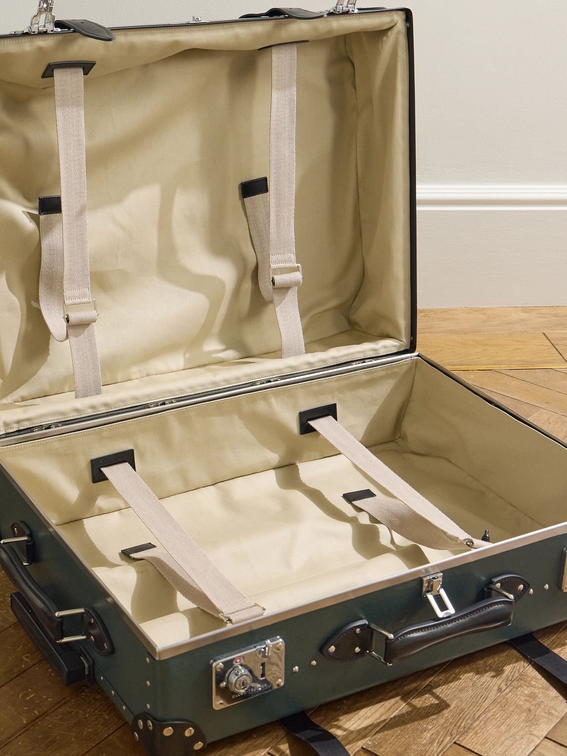 GLOBE-TROTTER NO TIME TO DIE LEATHER-TRIMMED VULCANISED FIBREBOARD CHECK-IN SUITCASE