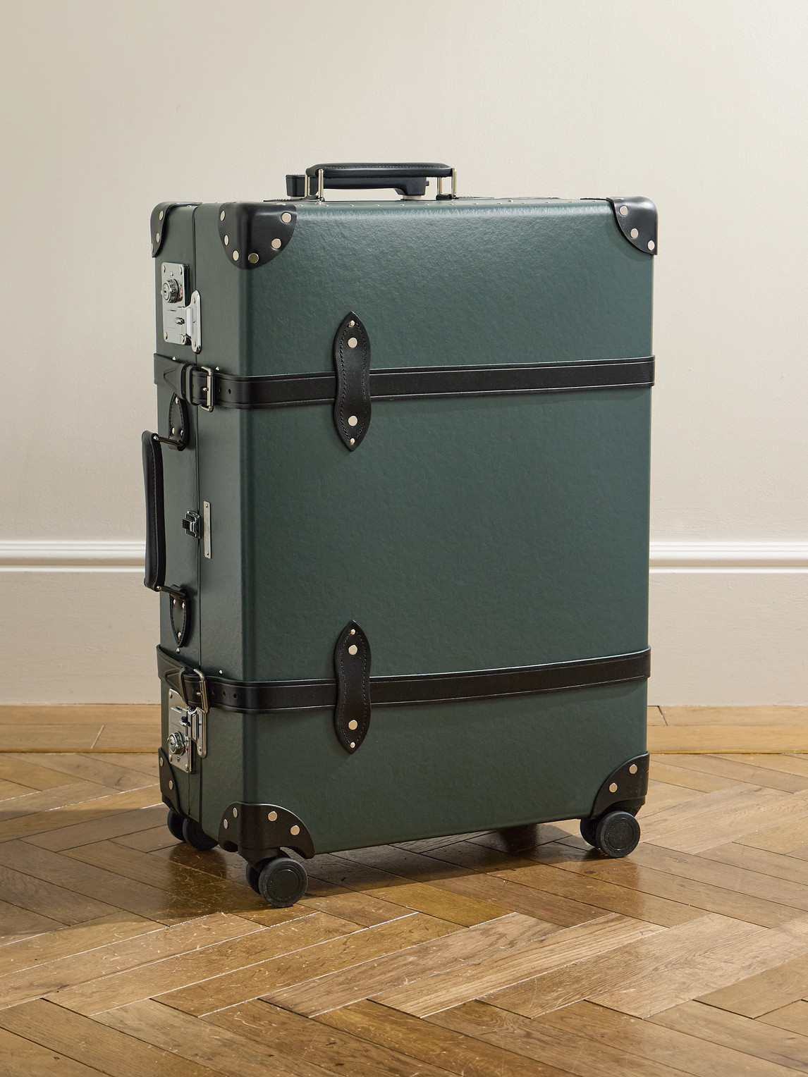 Globe-trotter No Time To Die Leather-trimmed Vulcanised Fibreboard Check-in Suitcase In Green